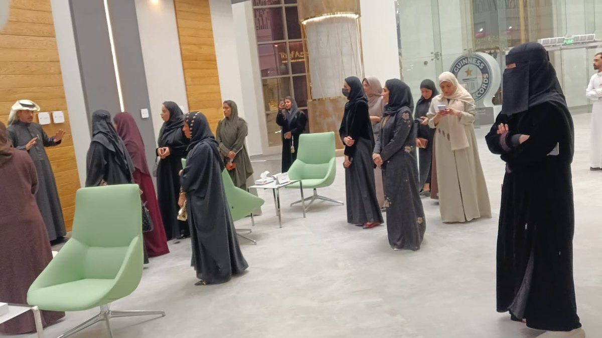 2/2
فالتكاملُ بين الشراكات  يبرز ُ دور ُ رافعةٍ حقيقيَّةٍ للتنمية، عندما يُبنى على الوعي والمسؤولية والإمتثال، يتحو َّلُ إلى العام.
ومن الجميلِ اليوم أن نرى نموذجًا وطنيًّا واضحًا في شراكةِ دهاناتِ الجزيرة، بوصفِها جهةً تُدر ِكُ أنَّ
المسؤوليَّةَ المجتمعيَّة وبناءَ الأثر ِ ليست