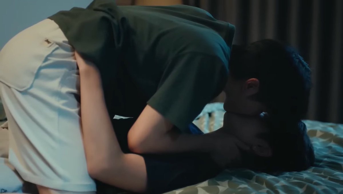 egoistichnai's tweet photo. Hand placement is CRAZY.....

And the fact that Jinn finally took the initiative and to kiss Jay himself, he knew that this would happen today 🤭

HEAD 2 HEAD SERIES EP10 

#H2HseriesEP10 https://t.co/Tn7lHDelbT