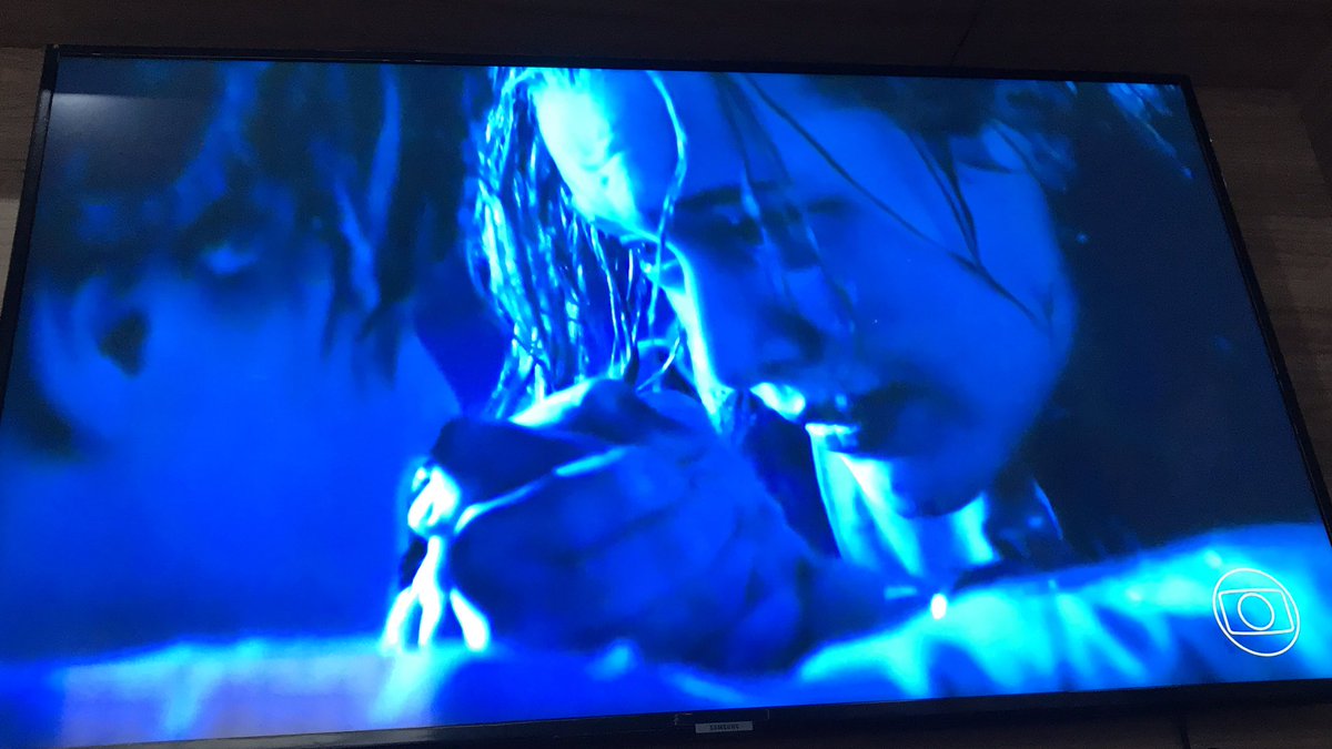 mpttrus's tweet photo. Em janeiro de 1998, o cinema nessa cena a mulherada (as adultas) já estava em peso chorando 😭 porque elas já sabiam o final. Eu ainda era uma criança, e só comecei a chorar quando ela se despediu dele. Foi quando caiu a ficha😭

CHORO ATÉ HOJE 🚢
 #Titanic https://t.co/VocxV7BavX