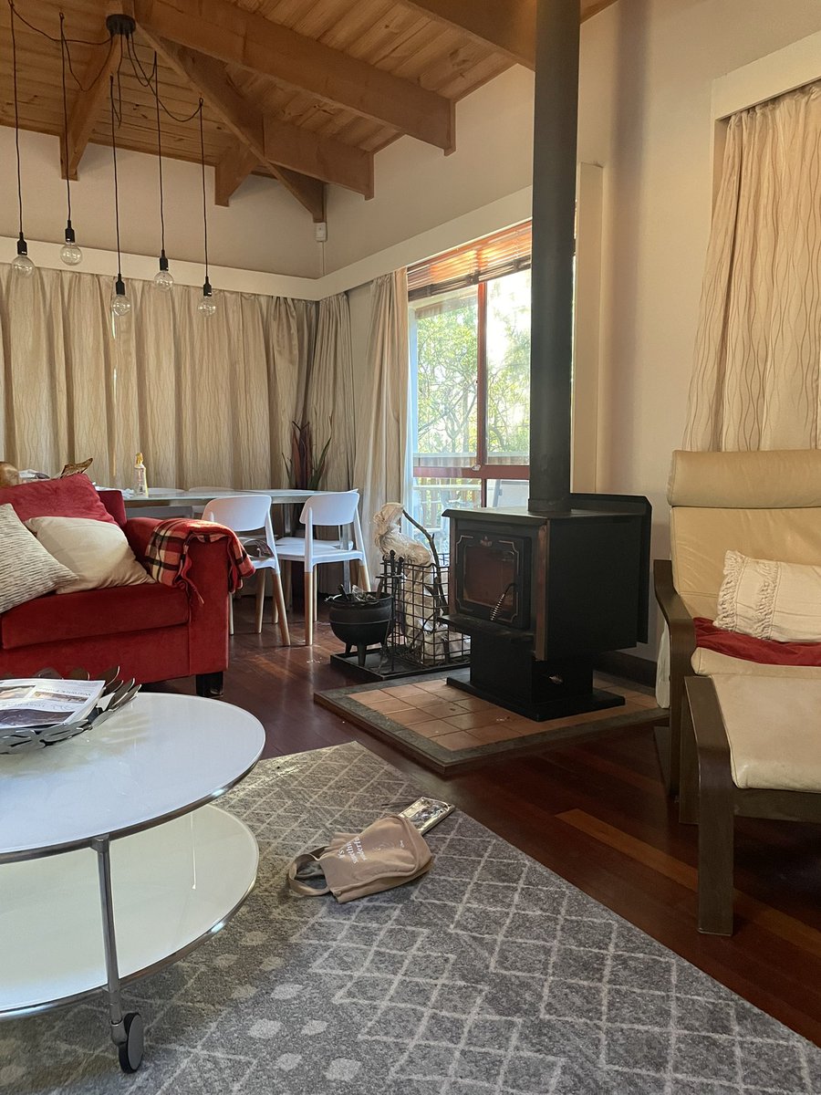 今日はシドニー郊外のブルーマウンテンの一軒家を借りて昨日はシドニーで買い込んだソーセージ、ステーキ、野菜をテラスのグリルでキッチン、こちらは夏だけど山なので薪ストーブで暖を取った。パン焼きを持ち込み、朝はバンの焼ける香りで目覚める。