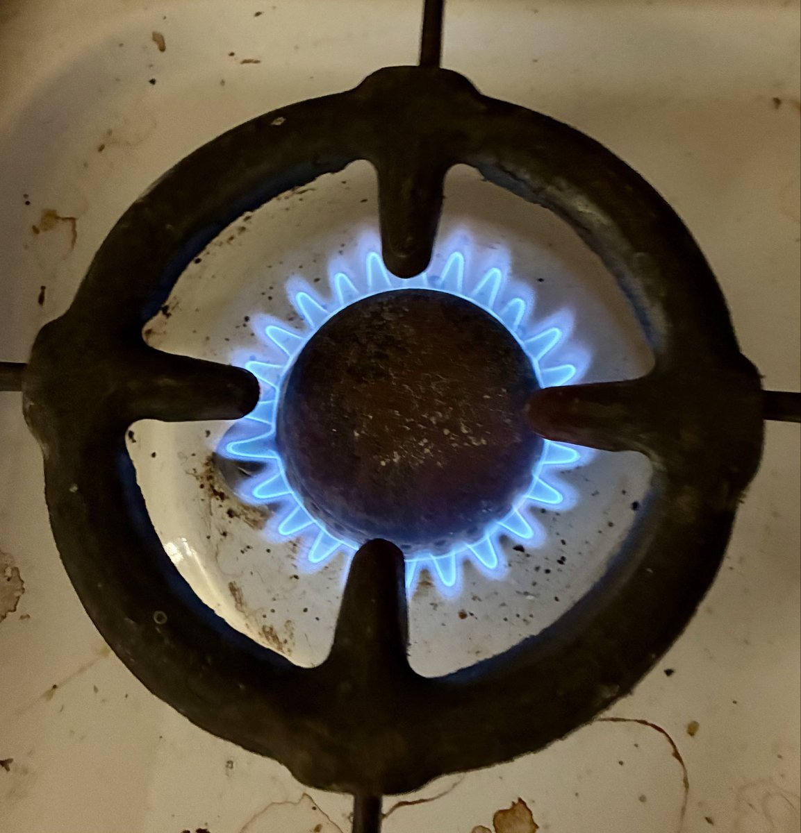 moishe_ee's tweet image. Вот уже 6 дней как мы в Питере, у тещи не прекращая горит эта комфорка. Говорит сломался автоматический пъезоподжиг и ей лень каждый раз ее зажигать. 
Читатели, убедительная просьба - лайкайте поменьше, иначе твит дойдет до немецкого сегмента и причинит им невыносимые страдания