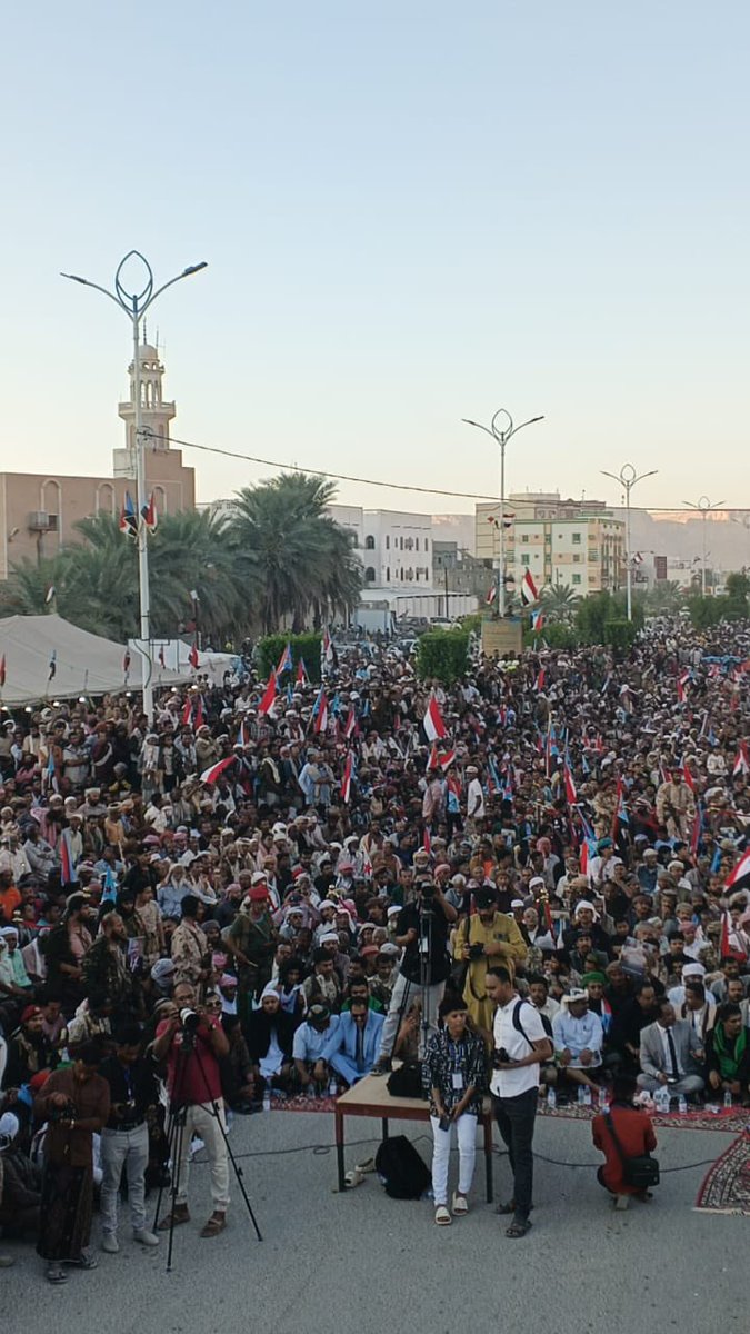 هذي ارضنا وحنا في ارضنا  وهذي رساله لكل الدول والعالم حنا هنا فأين انتم من كلمة الحق 
#دوله_الحنوب_العربي