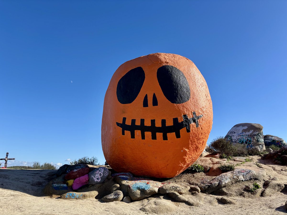 Holy crap after the atmospheric river rain cleared, beautiful green hills and clear blue skies with no smog in Southern California! I'll always miss it here but take me home country roads in Indiana. Let's go! ✊