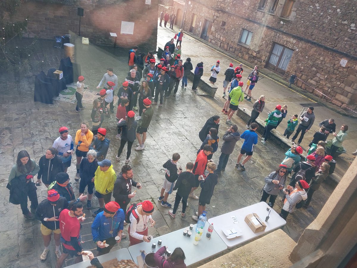 🏃🏻‍♀️🏃🏻Un centenar de corredors i corredores s'han posat la barretina i han participat en la 2a edició de la Cursa de Sant Silvestre de l'Estany!
👏Felicitats a tots per tancar l'any fent esport!
🤝 I moltes gràcies a tots els col•laboradors que ho han fet possible! <a href="/AjEstany/">Ajuntament de l'Estany</a>