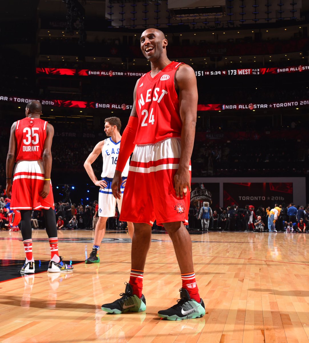 Steph Curry warms up in the “All-Star” Nike Kobe 11 🌟 The same