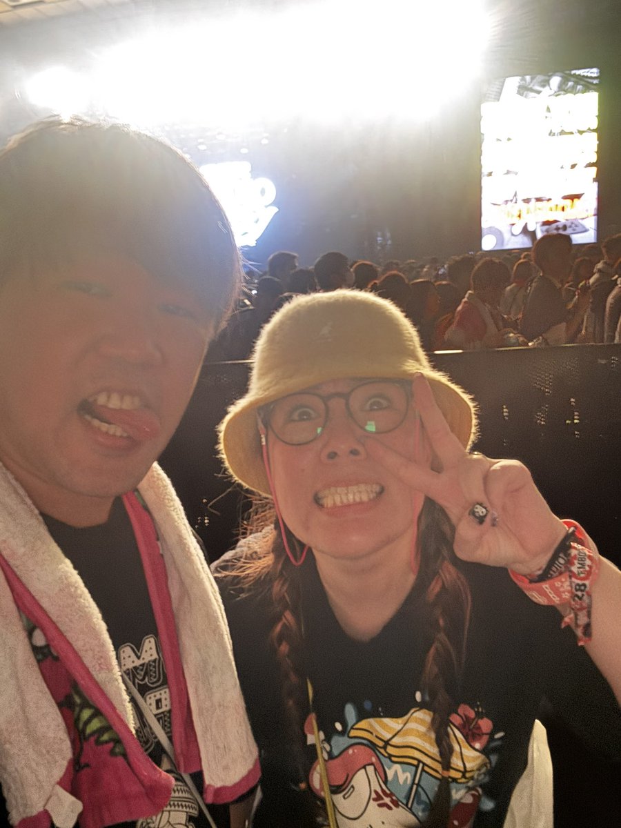 _benlycl88's tweet photo. 今年のライブ始めもヤバT、ライブ納めもヤバT！今思えば2017年の長田大行進曲で見たライブに衝撃を受けてからどハマりして、それが嫁さんにも娘にも感染して今じゃ家族でライブに行けてる！
俺のストレス発散させてくれて感謝！笑 https://t.co/nBodxWoOMp