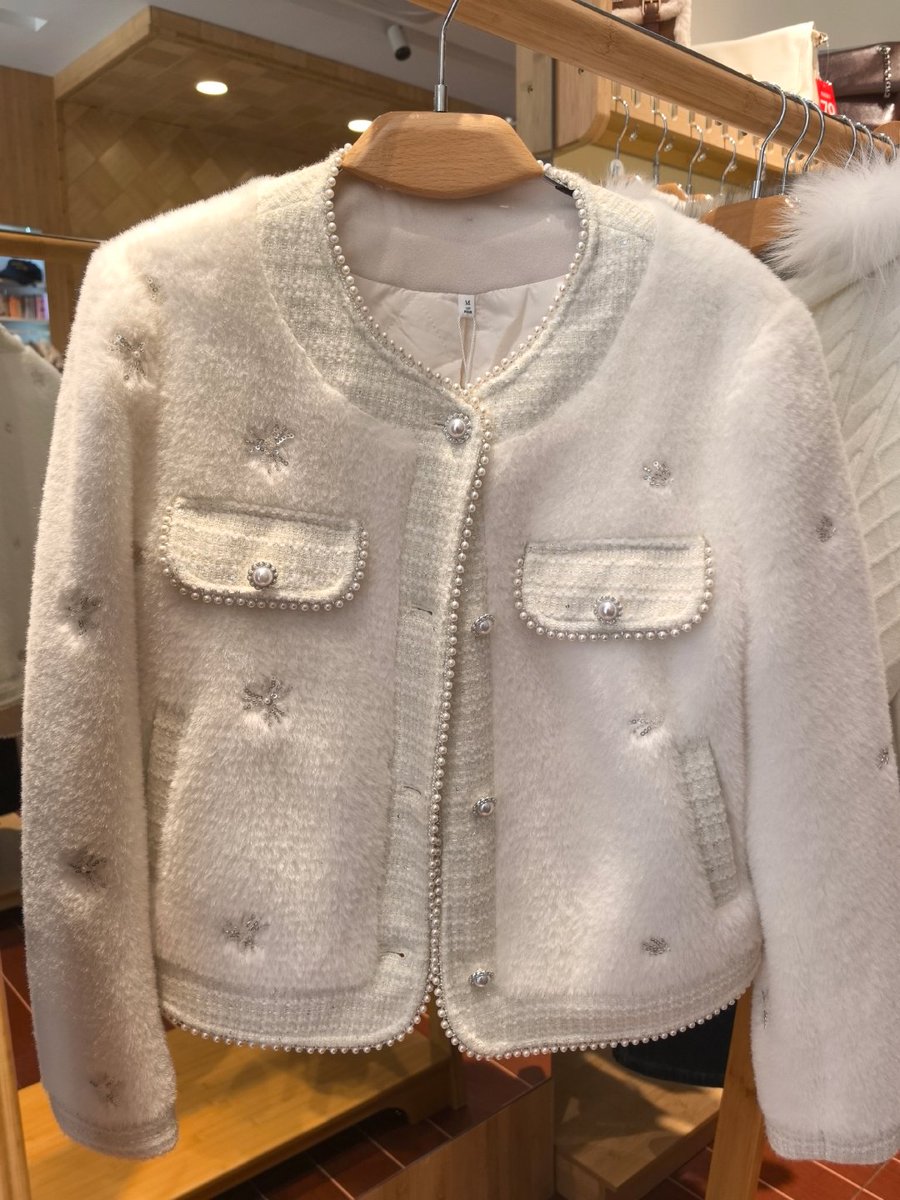 Emilyttyrr's tweet image. Come and take a look at the clothes