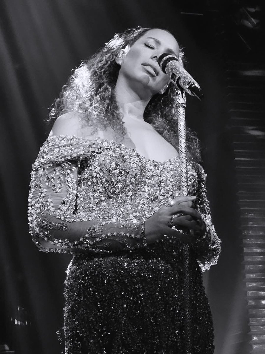 LeonaLewis_UK's tweet photo. @leonalewis 
A Starry Night ✨️ 
17/12/25 https://t.co/X6Wqrvaeio