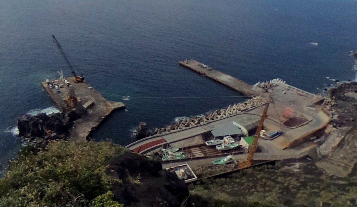 funimag's tweet photo. @hotetunotatujin Aogashima where fishing boats are parked on inclined railways and launched on sea with a blondin 🇯🇵 ⛴️ 🐠 🚞 🚡
#Aogashima #Japan #funicular #blondin #青ヶ島 https://t.co/4e43sQZbL1