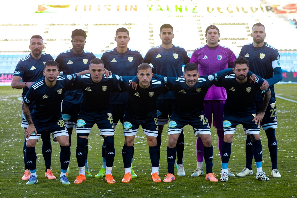 Sahada alın teri, tribünde yürek, Erzurum’da kocaman bir gurur…

Bu 3 puan, Büyük Erzurumspor taraftarına armağan olsun! 💪🔥

#ERZvÇOR | 1-0