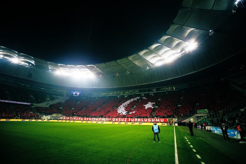 oktayomeroglu's tweet photo. Dökülen binlerce şehidin kanı ellerinde,fikirlerinde olan hainlere karşı elif gibi dimdik durduk, yıllardır bu duruşu sergilemeye büzüğü yemeyen tribünlerde çıkıp türlü türlü bahanelerin arkasına saklanıyorlar.Algı yapmayın ve sıranızı bekleyin … https://t.co/1LxYZ4Lhqo