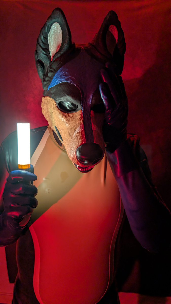 Nggh ...
What happened to my face? 🖤🔒

Mask by: <a href="/SnapJawForge/">SNAP JAW</a>

#petplay #pupplay #dronification #rubber #rubberdog #fetish #gear #drone #mindcontrol #snapjaw #gummi #gay #kink