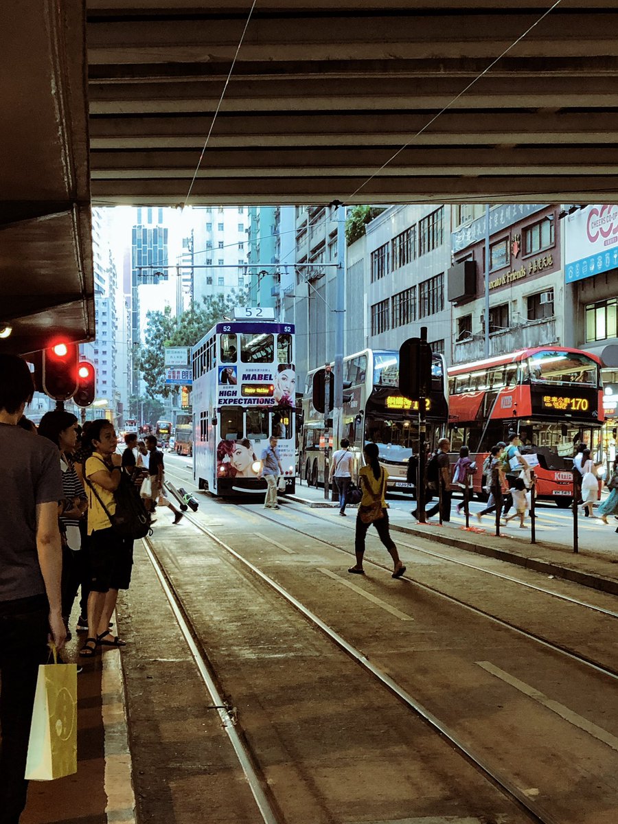 Belum kalau ke luar negeri, ke kota-kota yang senyaman itu naik transportasi umum.