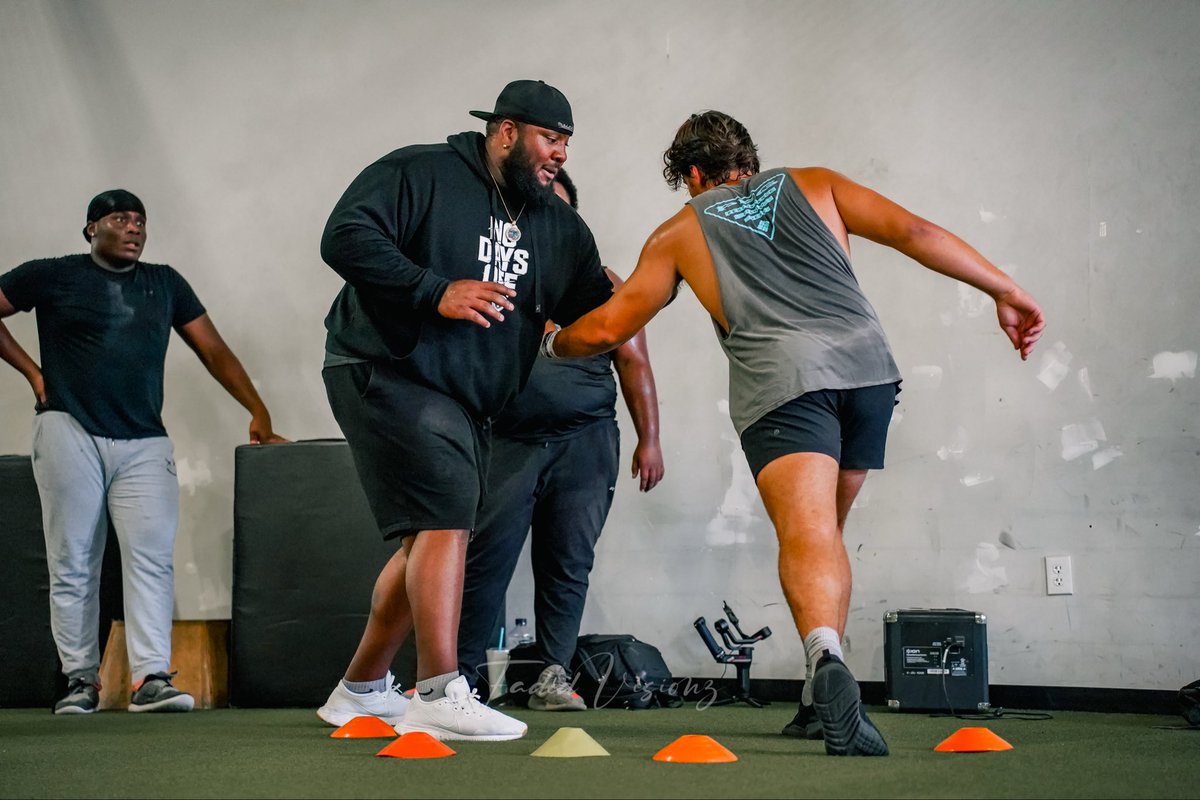 CMSTrainingLLC's tweet photo. 👉 Learn more, book sessions, and see what separates our training:
🌐 https://t.co/yyR0OSxup5
Built in the trenches. Developed for dominance. 💪🏽🏈
#OklahomaFootball #TrenchWork
#OLTraining #DLTraining #NormanOK #NewcastleOK #OklahomaCity #LinemenOnly #CMSTrainingGlobal https://t.co/WIx4iOgoEh