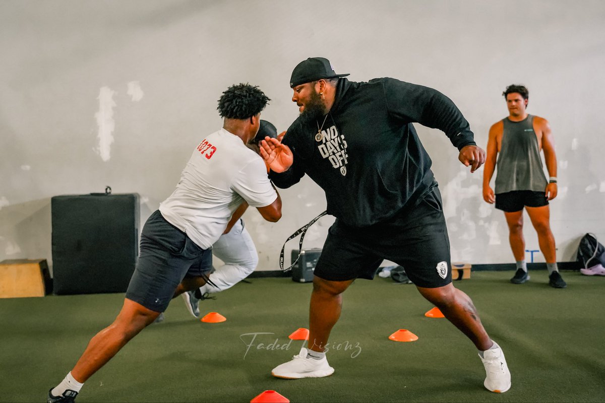 CMSTrainingLLC's tweet photo. 👉 Learn more, book sessions, and see what separates our training:
🌐 https://t.co/yyR0OSxup5
Built in the trenches. Developed for dominance. 💪🏽🏈
#OklahomaFootball #TrenchWork
#OLTraining #DLTraining #NormanOK #NewcastleOK #OklahomaCity #LinemenOnly #CMSTrainingGlobal https://t.co/WIx4iOgoEh