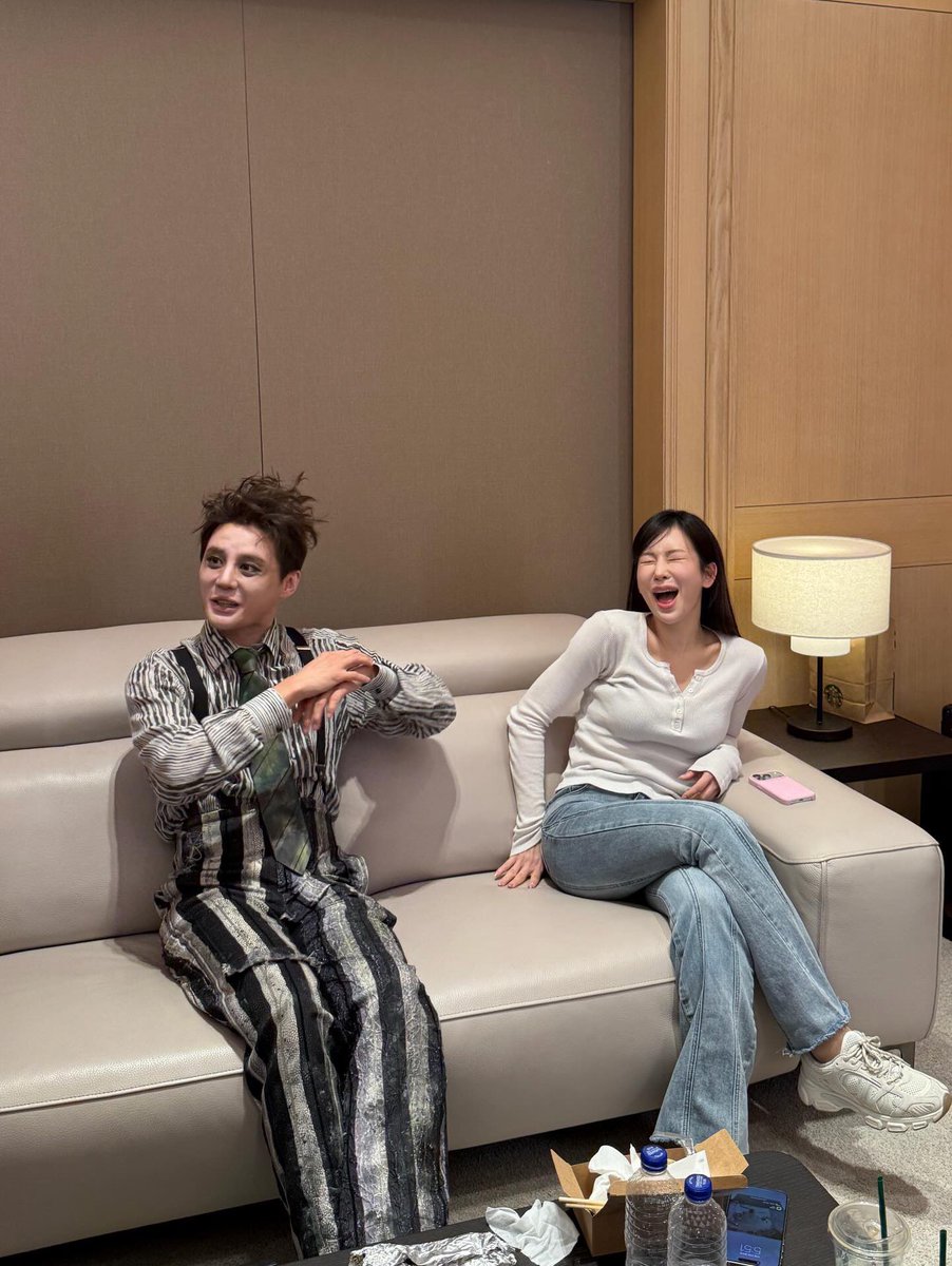 86x1215's tweet image. 모서리를 뺏긴 모서리요뎡은 소파 틈사이에 끼어있기를 택햇다 !