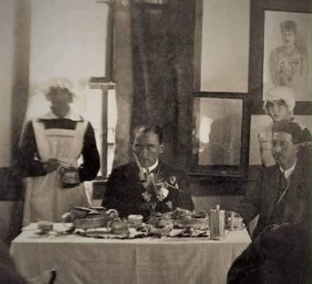 Sıcak bir ağustos ayında öğle vakti.Atatürk Ulus'ta meşhur Karpiç lokantasında yine mutat şekilde cam kenarındaki masasına oturmuş ,kafasında binbir düşünce, yoldan gelen geçenleri seyrediyor.

Yolun karşı tarafında yoldan gelip geçenlere , içindeki buzlu şurubun ısınmaması için