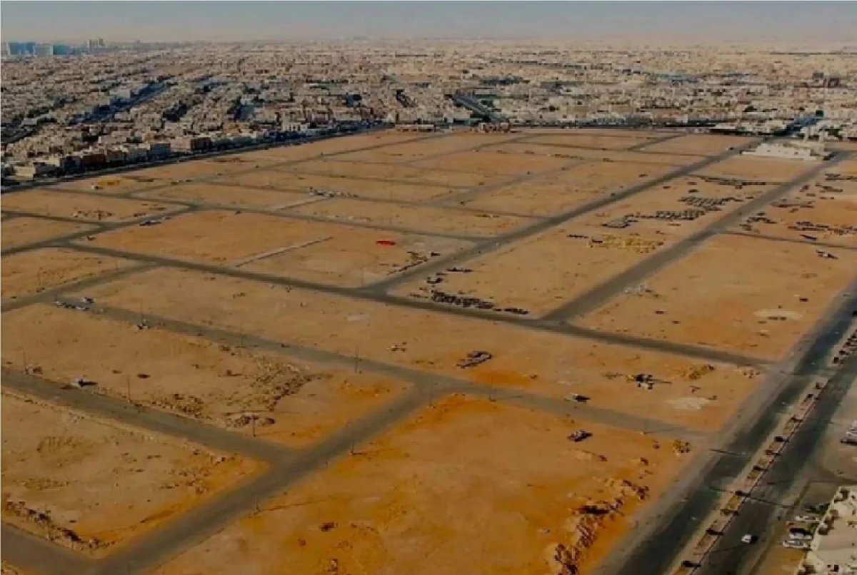 📍إذا نويت تشتري أرض أو عقار، هذي أهم 10 أنواع تستحق الاهتمام:

1️⃣ الزاوية: تستفيد من مدخلين ومواقف أكثر.
2️⃣ المتظاهرة: تسهّل فصل مدخل العائلة عن الضيوف.
3️⃣ على شارع 20م: مساحة ممتازة وصعب تقسيمها.
4️⃣ مرتفعة: تحميك وقت الأمطار.
5️⃣ واجهة جنوبية: مثالية في مناخ الرياض.
6️⃣ مكتملة