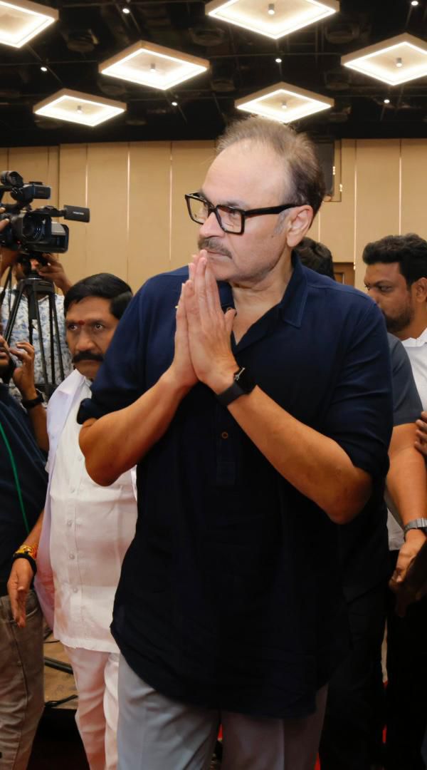 JanaSenaParty's tweet photo. పోలవరం ప్రాజెక్టుకు శ్రీ పొట్టి శ్రీరాములు గారి పేరుపెట్టాలనే సూచనను సమర్థిస్తున్నాం

•శ్రీ @PawanKalyan గారు గ్రామాలను అభివృద్ధిపథంలో నడిపిస్తున్నారు
•శ్రీ పెనుగొండ సుబ్బారాయుడు ఆధ్వర్యంలో ఆర్యవైశ్యులు చేరిక సందర్భంగా ఎమ్మెల్సీ, జనసేన ప్రధాన కార్యదర్శి శ్రీ @NagaBabuOffl గారు 

తెలుగు మాట్లాడే వారిని చులకనగా చూస్తున్న కాలంలో తెలుగు వారి కోసం ప్రత్యేక రాష్ట్రం కావాలి అని ఆమరణ నిరాహార దీక్ష చేసి, ఆంధ్రప్రదేశ్ రాష్ట్ర అవతరణకు కీలక భూమిక పోషించిన అమరజీవి శ్రీ పొట్టి శ్రీరాములు జీవితం అనేకమందికి ఆదర్శంగా నిలుస్తుందని, అలాంటి మహానుభావుడు పేరు పోలవరం ప్రాజెక్టుకు పెట్టి ఆయనను గౌరవించుకోవాలని జనసేన అధ్యక్షులు, రాష్ట్ర ఉప ముఖ్యమంత్రి శ్రీ పవన్ కళ్యాణ్ గారు చేసిన సూచనను బలంగా సమర్థిస్తున్నట్లు ఆంధ్రప్రదేశ్ శాసన మండలి సభ్యులు, జనసేన పార్టీ ప్రధాన కార్యదర్శి శ్రీ కె. నాగబాబు గారు స్పష్టం చేశారు. ఆదివారం, మంగళగిరిలోని సీకే కన్వెన్షన్ సెంటర్ లో జనసేన నేత, ప్రముఖ చార్టర్డ్ అకౌంటెంట్ శ్రీ పెనుగొండ సుబ్బారాయుడు ఆధ్వర్యంలో పలువురు ఆర్య వైశ్యులు జనసేన పార్టీలో చేరారు. వారిని శానస మండలిలో ప్రభుత్వ విప్ శ్రీ పిడుగు హరిప్రసాద్ గారితో కలసి కండువాలు కప్పి పార్టీలోకి సాదరంగా ఆహ్వానించారు. 
ఈ సందర్భంగా శ్రీ నాగబాబు గారు మాట్లాడుతూ “ఆర్యవైశ్యులు అనగానే ప్రథమంగా గుర్తుకొచ్చేది అమరజీవి శ్రీ పొట్టి శ్రీరాములు, నెల్లూరులో డిగ్రీ విద్యనభ్యసిస్తున్నప్పుడు కళాశాలలో శ్రీ పొట్టి శ్రీరాములు గారి విగ్రహం ఉండేది, ప్రతి రోజూ ఆయనకు నమస్కరించి తరగతి గదిలో అడుగుపెట్టేవాళ్ళం. హిస్టరీ విద్యార్థిగా అమరజీవి గురించి చదివి ఆయన జీవన విధానం గురించి తెలుసుకున్నాం. ఆయన జీవితం అనేకమందికి ఆదర్శంగా నిలుస్తుంది. కూటమి ప్రభుత్వం ఏర్పడిన తరవాత ఉప ముఖ్యమంత్రి శ్రీ పవన్ కళ్యాణ్ గారు పంచాయతీ రాజ్ వ్యవస్థ బలోపేతం కోసం, గ్రామాల అభివృద్ధి కోసం ఎంతో కృషి చేస్తున్నారు. గతంలో ప్రభుత్వ పథకాలకు, ప్రాజెక్టులకు రాజకీయ నాయకుల పేర్లుపెట్టే ఆనవాయితీని తోసిపుచ్చి గోదావరి జిల్లాలకు శుద్ధి చేసిన తాగు నీరు అందించే నీటి ప్రాజెక్టుకు అమరజీవి శ్రీ పొట్టి శ్రీరాములు గారి పేరు పెట్టి ఆయన త్యాగాలను భవిష్యత్ తరాలు కూడా చెప్పుకొనేలా చేశారు” అన్నారు. 
•పార్టీ మూల సిద్ధాంతాలకు కట్టుబడి పని చేయాలి : శ్రీ పిడుగు హరిప్రసాద్ గారు, శాసన మండలిలో ప్రభుత్వ విప్
శాసన మండలిలో ప్రభుత్వ విప్ శ్రీ పిడుగు హరిప్రసాద్ గారు మాట్లాడుతూ... “ప్రజా సేవే పరమావధిగా బతికే అతికొద్ది మంది నాయకుల్లో శ్రీ పవన్ కళ్యాణ్ గారు ముందు వరుసలో ఉంటారు. మహోన్నత ఆశయాలు కలిగిన శ్రీ పవన్ కళ్యాణ్ గారు జనసేన పార్టీని స్థాపించి 14 ఏళ్లుగా ఎన్నో ఒడిదుడుకులు, ఆటుపోట్లు ఎదుర్కోవడం నేను స్వయంగా చూశాను. కూటమి ఏర్పాటు చేసి పార్టీని ప్రభుత్వంలోకి తీసుకురావడానికి చాలా కష్టపడ్డారు. ఈ ప్రయాణంలో ఎన్నో ఒడిదుడుకులు ఎదుర్కొన్నారు. సప్తాశ్వాలు, సప్తరుషులు, సప్తగిరులకు ఎంత విశిష్టత ఉందో జనసేన మూల సిద్ధాంతాలకు అంతటి విశిష్టత ఉంది. ఈ సూత్రాల ఆధారంగా జనసేన ముందుకు వెళ్తుంది. పార్టీలో కొత్తగా చేరిన వారు ఆ మూల సూత్రాలను అర్ధం చేసుకుని ముందుకు వెళ్లాలి” అన్నారు. కొత్తగా పార్టీలో చేరుతున్న వారితో పార్టీ సిద్ధాంతాలకు కట్టుబడి పని చేస్తామని ప్రమాణం చేయించారు.
ఈ కార్య్రమంలో రాష్ట్ర పోలీస్ హౌసింగ్ కార్పోరేషన్ ఛైర్మన్ శ్రీ కళ్యాణం శివశ్రీనివాస్, ఆంధ్రప్రదేశ్ మెడికల్ సర్వీసెస్ మరియు ఇన్ఫ్రాస్ట్రక్చర్ డెవలప్ మెంట్ కార్పోరేషన్ ఛైర్మన్ శ్రీ చిల్లపల్లి శ్రీనివాసరావు, పార్టీ ఎన్టీఆర్ జిల్లా అధ్యక్షులు శ్రీ సామినేని ఉదయభాను, మాజీ శాసన సభ్యులు శ్రీ కిలారి రోశయ్య,  పొల్యూషన్ కంట్రోల్ బోర్డు మెంబర్ శ్రీ పంచకర్ల సందీప్, శ్రీశైలం ఆలయ ట్రస్ట్ బోర్డు సభ్యులు శ్రీ దేవకీ వెంకటేశ్వర్లు, పార్టీ నాయకులు శ్రీ గంజి చిరంజీవి, శ్రీ కండే రాజేష్ తదితరులు పాల్గొన్నారు.