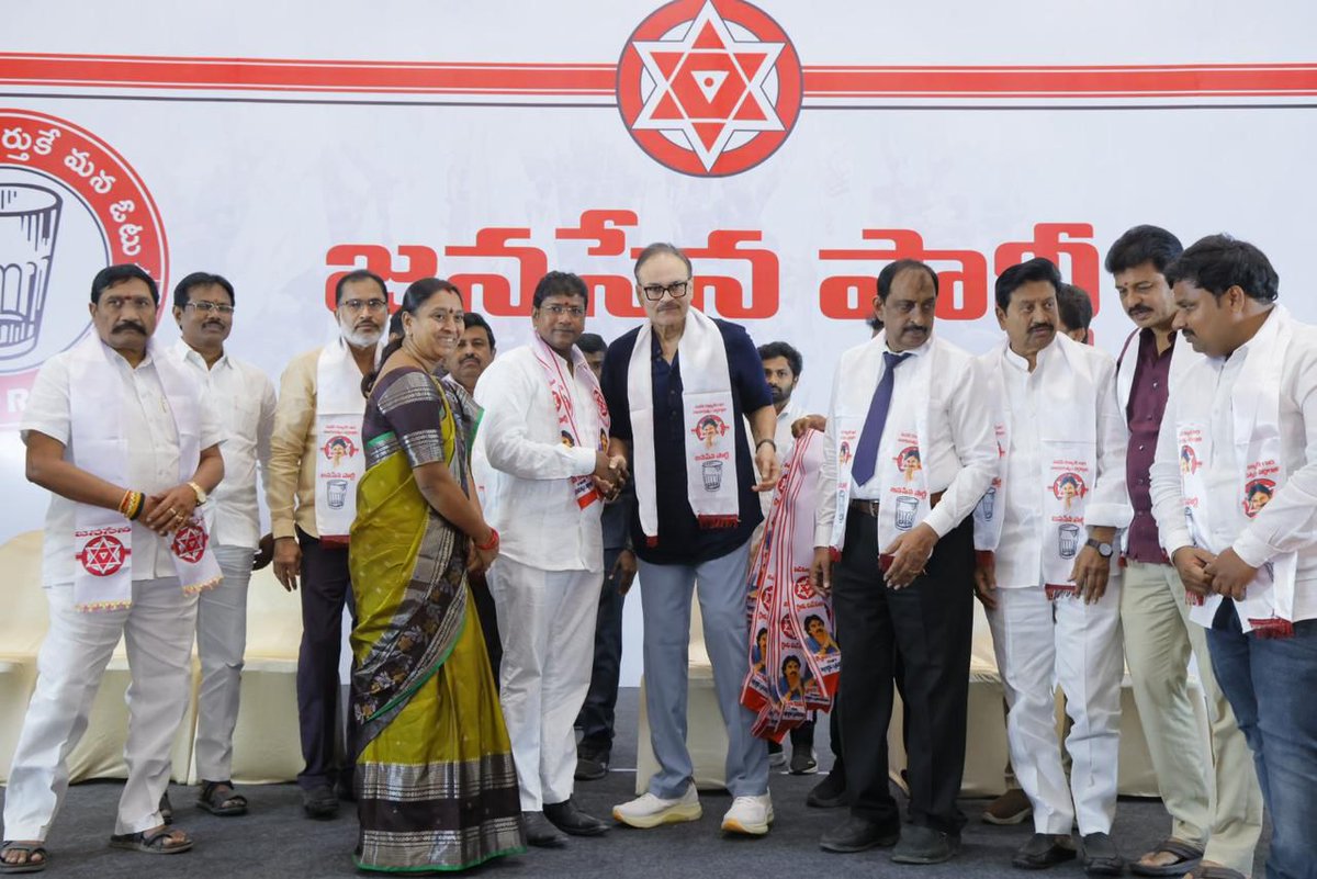 JanaSenaParty's tweet photo. పోలవరం ప్రాజెక్టుకు శ్రీ పొట్టి శ్రీరాములు గారి పేరుపెట్టాలనే సూచనను సమర్థిస్తున్నాం

•శ్రీ @PawanKalyan గారు గ్రామాలను అభివృద్ధిపథంలో నడిపిస్తున్నారు
•శ్రీ పెనుగొండ సుబ్బారాయుడు ఆధ్వర్యంలో ఆర్యవైశ్యులు చేరిక సందర్భంగా ఎమ్మెల్సీ, జనసేన ప్రధాన కార్యదర్శి శ్రీ @NagaBabuOffl గారు 

తెలుగు మాట్లాడే వారిని చులకనగా చూస్తున్న కాలంలో తెలుగు వారి కోసం ప్రత్యేక రాష్ట్రం కావాలి అని ఆమరణ నిరాహార దీక్ష చేసి, ఆంధ్రప్రదేశ్ రాష్ట్ర అవతరణకు కీలక భూమిక పోషించిన అమరజీవి శ్రీ పొట్టి శ్రీరాములు జీవితం అనేకమందికి ఆదర్శంగా నిలుస్తుందని, అలాంటి మహానుభావుడు పేరు పోలవరం ప్రాజెక్టుకు పెట్టి ఆయనను గౌరవించుకోవాలని జనసేన అధ్యక్షులు, రాష్ట్ర ఉప ముఖ్యమంత్రి శ్రీ పవన్ కళ్యాణ్ గారు చేసిన సూచనను బలంగా సమర్థిస్తున్నట్లు ఆంధ్రప్రదేశ్ శాసన మండలి సభ్యులు, జనసేన పార్టీ ప్రధాన కార్యదర్శి శ్రీ కె. నాగబాబు గారు స్పష్టం చేశారు. ఆదివారం, మంగళగిరిలోని సీకే కన్వెన్షన్ సెంటర్ లో జనసేన నేత, ప్రముఖ చార్టర్డ్ అకౌంటెంట్ శ్రీ పెనుగొండ సుబ్బారాయుడు ఆధ్వర్యంలో పలువురు ఆర్య వైశ్యులు జనసేన పార్టీలో చేరారు. వారిని శానస మండలిలో ప్రభుత్వ విప్ శ్రీ పిడుగు హరిప్రసాద్ గారితో కలసి కండువాలు కప్పి పార్టీలోకి సాదరంగా ఆహ్వానించారు. 
ఈ సందర్భంగా శ్రీ నాగబాబు గారు మాట్లాడుతూ “ఆర్యవైశ్యులు అనగానే ప్రథమంగా గుర్తుకొచ్చేది అమరజీవి శ్రీ పొట్టి శ్రీరాములు, నెల్లూరులో డిగ్రీ విద్యనభ్యసిస్తున్నప్పుడు కళాశాలలో శ్రీ పొట్టి శ్రీరాములు గారి విగ్రహం ఉండేది, ప్రతి రోజూ ఆయనకు నమస్కరించి తరగతి గదిలో అడుగుపెట్టేవాళ్ళం. హిస్టరీ విద్యార్థిగా అమరజీవి గురించి చదివి ఆయన జీవన విధానం గురించి తెలుసుకున్నాం. ఆయన జీవితం అనేకమందికి ఆదర్శంగా నిలుస్తుంది. కూటమి ప్రభుత్వం ఏర్పడిన తరవాత ఉప ముఖ్యమంత్రి శ్రీ పవన్ కళ్యాణ్ గారు పంచాయతీ రాజ్ వ్యవస్థ బలోపేతం కోసం, గ్రామాల అభివృద్ధి కోసం ఎంతో కృషి చేస్తున్నారు. గతంలో ప్రభుత్వ పథకాలకు, ప్రాజెక్టులకు రాజకీయ నాయకుల పేర్లుపెట్టే ఆనవాయితీని తోసిపుచ్చి గోదావరి జిల్లాలకు శుద్ధి చేసిన తాగు నీరు అందించే నీటి ప్రాజెక్టుకు అమరజీవి శ్రీ పొట్టి శ్రీరాములు గారి పేరు పెట్టి ఆయన త్యాగాలను భవిష్యత్ తరాలు కూడా చెప్పుకొనేలా చేశారు” అన్నారు. 
•పార్టీ మూల సిద్ధాంతాలకు కట్టుబడి పని చేయాలి : శ్రీ పిడుగు హరిప్రసాద్ గారు, శాసన మండలిలో ప్రభుత్వ విప్
శాసన మండలిలో ప్రభుత్వ విప్ శ్రీ పిడుగు హరిప్రసాద్ గారు మాట్లాడుతూ... “ప్రజా సేవే పరమావధిగా బతికే అతికొద్ది మంది నాయకుల్లో శ్రీ పవన్ కళ్యాణ్ గారు ముందు వరుసలో ఉంటారు. మహోన్నత ఆశయాలు కలిగిన శ్రీ పవన్ కళ్యాణ్ గారు జనసేన పార్టీని స్థాపించి 14 ఏళ్లుగా ఎన్నో ఒడిదుడుకులు, ఆటుపోట్లు ఎదుర్కోవడం నేను స్వయంగా చూశాను. కూటమి ఏర్పాటు చేసి పార్టీని ప్రభుత్వంలోకి తీసుకురావడానికి చాలా కష్టపడ్డారు. ఈ ప్రయాణంలో ఎన్నో ఒడిదుడుకులు ఎదుర్కొన్నారు. సప్తాశ్వాలు, సప్తరుషులు, సప్తగిరులకు ఎంత విశిష్టత ఉందో జనసేన మూల సిద్ధాంతాలకు అంతటి విశిష్టత ఉంది. ఈ సూత్రాల ఆధారంగా జనసేన ముందుకు వెళ్తుంది. పార్టీలో కొత్తగా చేరిన వారు ఆ మూల సూత్రాలను అర్ధం చేసుకుని ముందుకు వెళ్లాలి” అన్నారు. కొత్తగా పార్టీలో చేరుతున్న వారితో పార్టీ సిద్ధాంతాలకు కట్టుబడి పని చేస్తామని ప్రమాణం చేయించారు.
ఈ కార్య్రమంలో రాష్ట్ర పోలీస్ హౌసింగ్ కార్పోరేషన్ ఛైర్మన్ శ్రీ కళ్యాణం శివశ్రీనివాస్, ఆంధ్రప్రదేశ్ మెడికల్ సర్వీసెస్ మరియు ఇన్ఫ్రాస్ట్రక్చర్ డెవలప్ మెంట్ కార్పోరేషన్ ఛైర్మన్ శ్రీ చిల్లపల్లి శ్రీనివాసరావు, పార్టీ ఎన్టీఆర్ జిల్లా అధ్యక్షులు శ్రీ సామినేని ఉదయభాను, మాజీ శాసన సభ్యులు శ్రీ కిలారి రోశయ్య,  పొల్యూషన్ కంట్రోల్ బోర్డు మెంబర్ శ్రీ పంచకర్ల సందీప్, శ్రీశైలం ఆలయ ట్రస్ట్ బోర్డు సభ్యులు శ్రీ దేవకీ వెంకటేశ్వర్లు, పార్టీ నాయకులు శ్రీ గంజి చిరంజీవి, శ్రీ కండే రాజేష్ తదితరులు పాల్గొన్నారు.