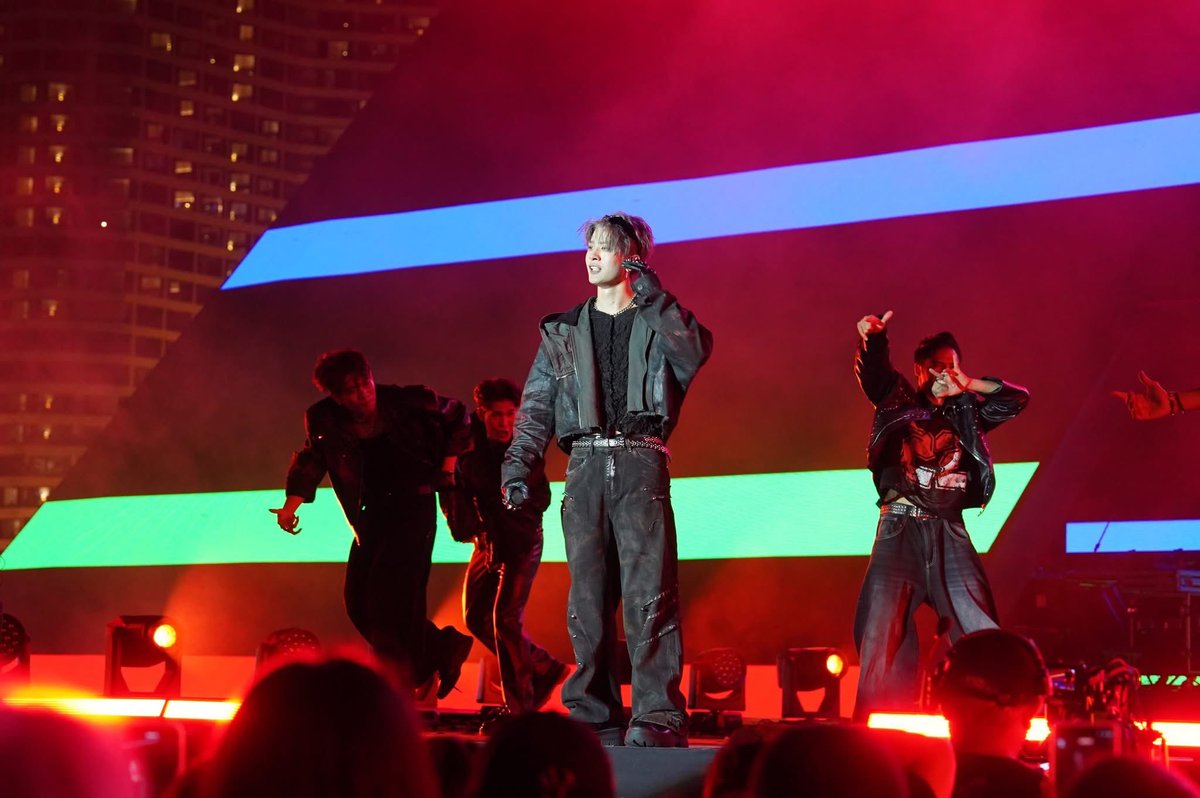 โอโหนี่หรือ #XXSIVK

เมื่อปอร์เช่ ศิวกร ที่ปรากฎตัวในลุคผมเทาสุดเท่ก้าวขึ้นเวที ผู้คนทั้งงานเคานต์ดาวน์ที่ไอคอนสยามก็ราวกับตกอยู่ในมนตร์สะกด ทุกแสงเสียงและการเคลื่อนไหวของพี่คนเท่ที่ผู้ชมในริเวอร์ พาร์คได้เห็น บอกเป็นเสียงเดียวกันว่าเตรียมต่อคิวบรรจุเป็นตำนานบทต่อไปได้เลย 🔥