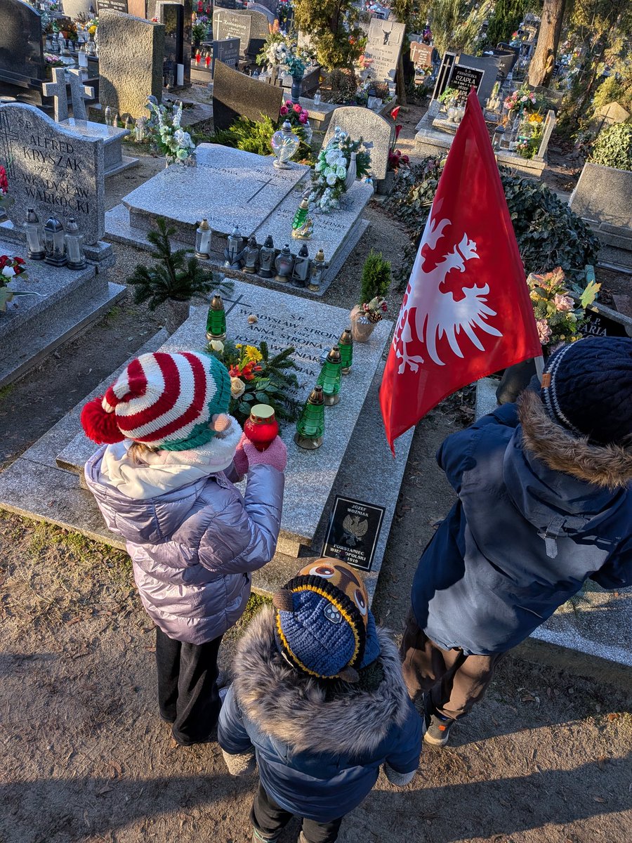 Slovene10's tweet photo. W Poznaniu pamiętamy o powstańcach wielkopolskich ⚪🔴 https://t.co/7r2ODnC1wq
