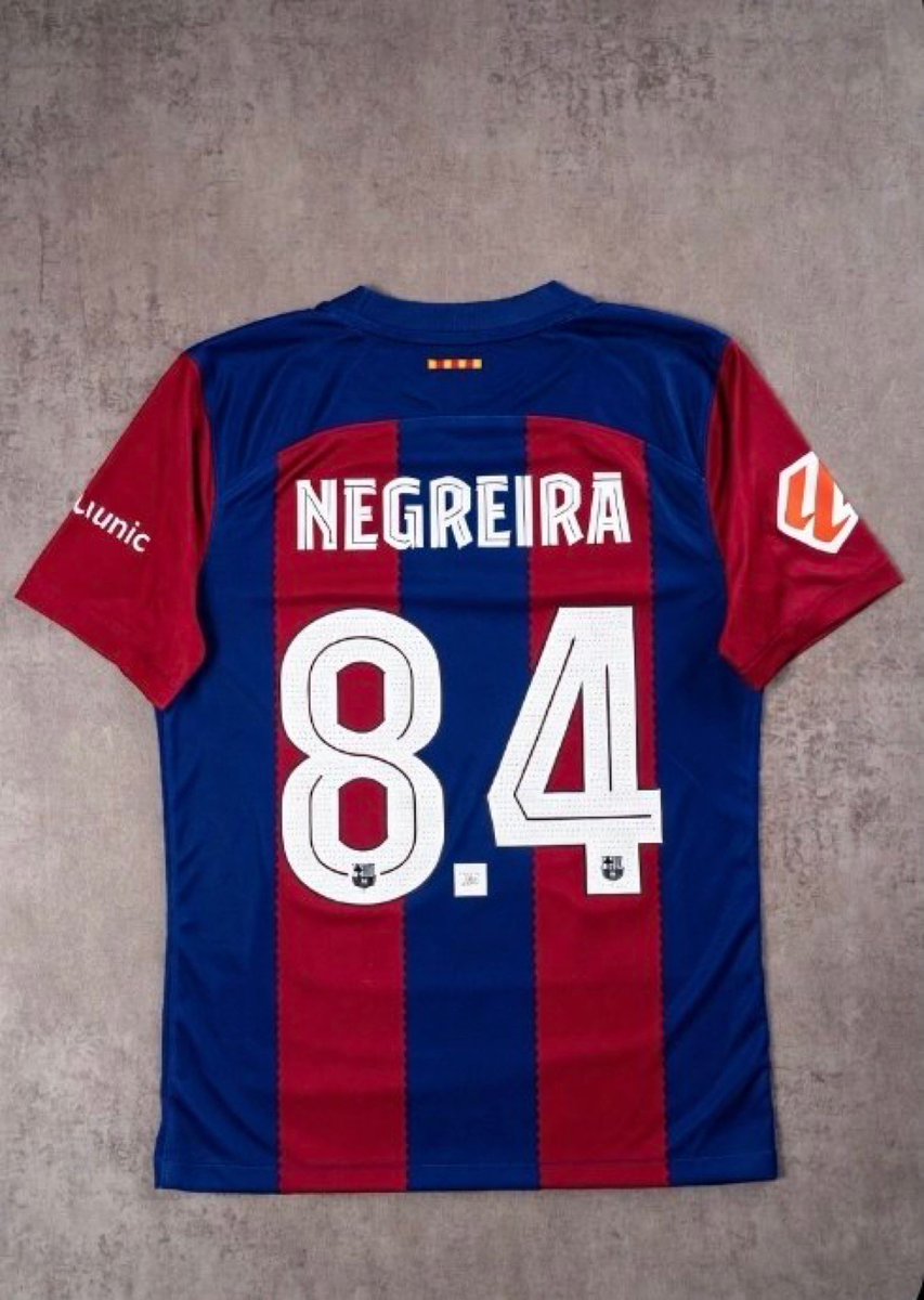 azmi1969mazen's tweet image. 🚨🚨🚨🚨 عاجل و حصري

تم تسريب تصميم قميص نادي برشلونة لموسم 2026/2027. وقد أكد خوان لابورتا أنه ليس لديهم ما يخفونه، وأن النسخة المميزة ستكون بمثابة تكريم لأحد أعظم أساطير النادي.