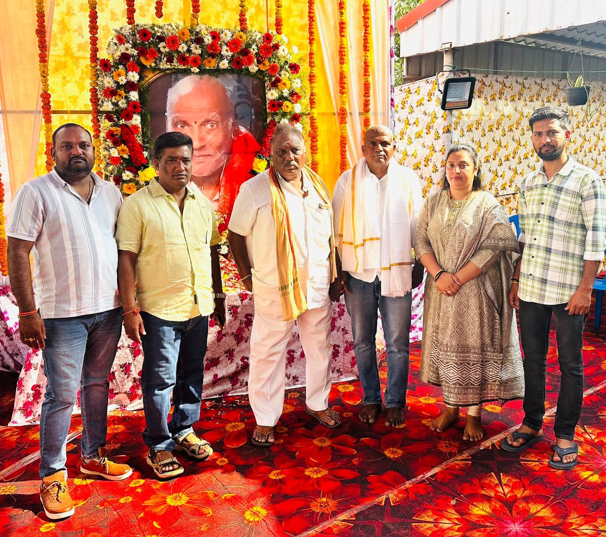 karatesindhuth1's tweet photo. పాల్వంచపట్టణ కాంగ్రెస్ అధ్యక్షుడునూకల రంగారావుగారి తండ్రి N.Y. నారాయణ గారి దశదిన కర్మలకు హాజరై చిత్రపటానికి నివాళులర్పించి కుటుంబసభ్యులకు ప్రగాఢ సానుభూతితెలియజేసిన  BRS నాయకురాలు అంతర్జాతీయ క్రీడాకారిణి సింధు తపస్వి @KTRBRS @BRSHarish @SantoshKumarBRS @KCRBRSPresident @BRSparty https://t.co/trNgZZxLwi