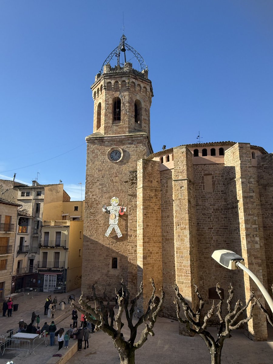 Mllimi's tweet image. Lo Ninot ja està penjada, tot a punt x fer-la baixar #tremp #santsinnocents , la llufa mes gran de Catalunya, però som de l’oest i @tv3 ni comentar-ho