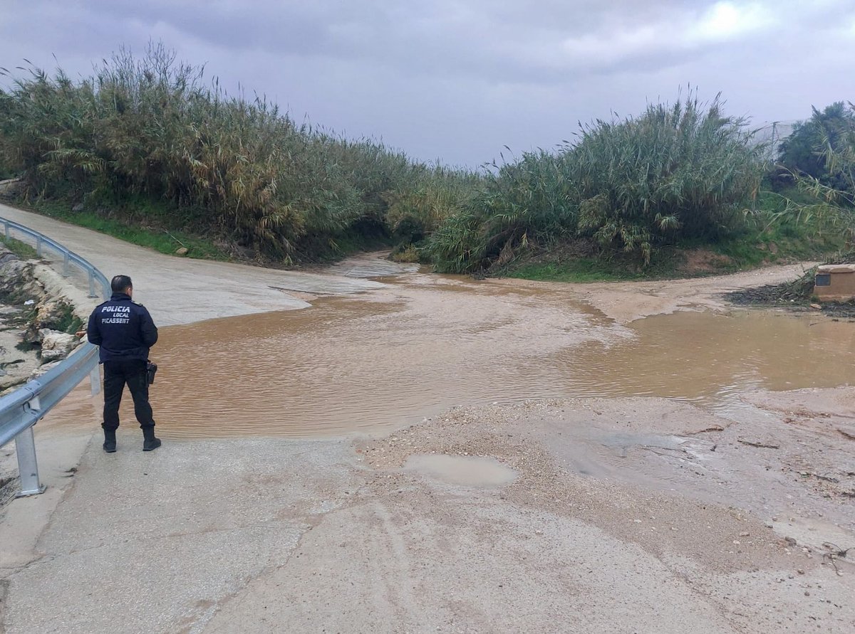 A_Picassent's tweet photo. 🟠 Continua activa l'alerta taronja al nostre terme (Picassent correspon al litoral nord)
🌧️ Fins a les 19h es preveuen episodis de pluges que podrien ser molt intenses. 
🚧 De moment s'ha tallat el camí a la zona dels tres barrancs. 
ℹ️ Precaució i informació en canals oficials https://t.co/vmNlW9Mvam