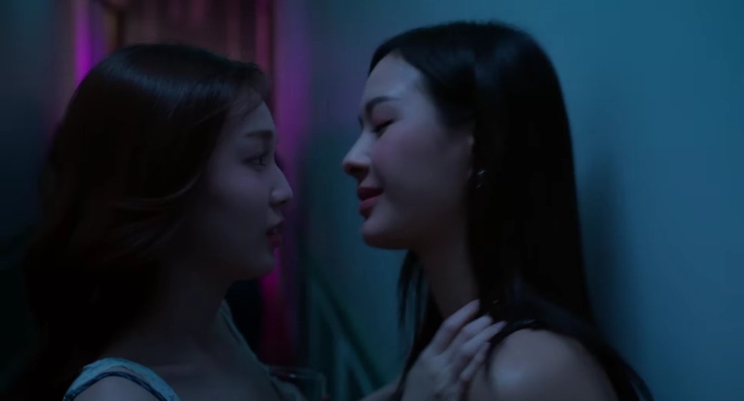 BPtimeistoday's tweet image. คาแรคเตอร์ชาช่าชีน่าจะเป็นคนไม่ยอมคนอะ ตอนทำงานก็เป็น perfectionist แบบเห็นได้ชัดเลย แต่ชีโปรจริง ๆ นะตอนทำงาน ส่วนนิสัยส่วนตัวก็ตามประสาคาสโนวี่ ออกแนวตัวปั่นหน่อย ๆ ยังไม่ค่อยเห็นความร้ายเท่าไหร่ แต่ไม่ใช่คนที่จะยอมก้มหัวใครให้แน่นอน ก้มเดียวที่ชาช่าจะก้มคือก้มไปจูบกอหญ้าค่ะ