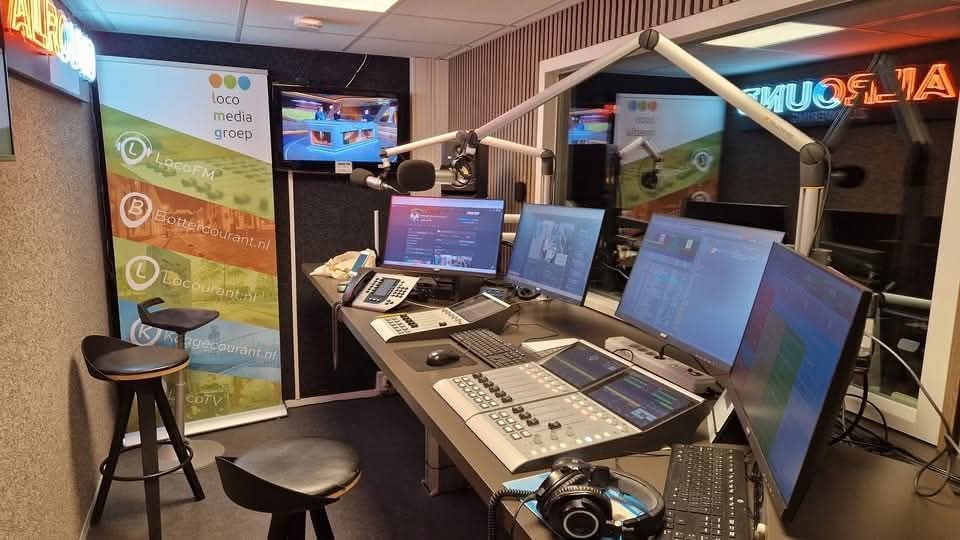 LocoFM's tweet image. Op zondagavond tussen 18.00 en 19.00 uur presenteert Aart Duijst 'Van Aards tot Eeuwigheid' Om 19.00 Actief Geloven
Tussen 20.00 en 22.00 uur Verzoek op de Zondagavond gepresenteerd door Nelly Visser  Bert Michelsen is er tussen 22.00 en 23.00 uur met Muzikale Ontmoetingen