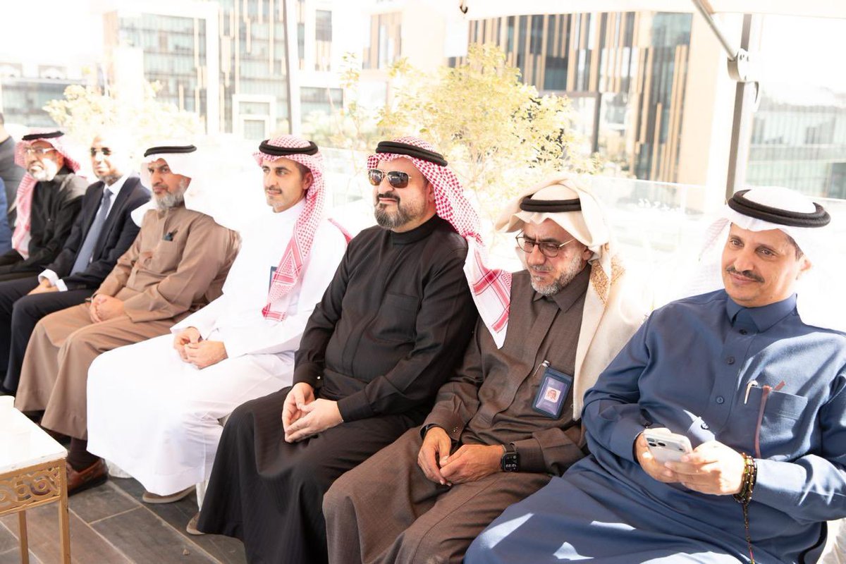 Srh_saudi's tweet photo. بحضور رئيس ��جلس المديرين معالي الأستاذ/ إحسان بافقيه، سعدنا في هذا اليوم بتكريم الأستاذ ناصر أبانمي تقديرًا لما قدّمه خلال فترة تكليفه رئيسًا تنفيذيًا لشركة #سليمان_الراجحي_القابضة، حيث جسّد نموذجًا للقيادة المسؤولة والعمل الاحترافي، وأسهم بجهوده وخبرته في دعم استقرار الأعمال وتعزيز كفاءة الأداء المؤسسي.

ونبارك له عودته لممارسة مهامه كرئيس تنفيذي للاستثمار المباشر، متطلعين إلى استمرار عطائه والاستفادة من خبراته القيادية والاستثمارية.

كما يسعدنا أن نرحّب بالأستاذ هيثم الفايز بمناسبة تعيينه رئيسًا تنفيذيًا للشركة، متمنين له التوفيق والسداد في قيادة المرحلة المقبلة، ومواصلة مسيرة النمو وتحقيق التطلعات الاستراتيجية
