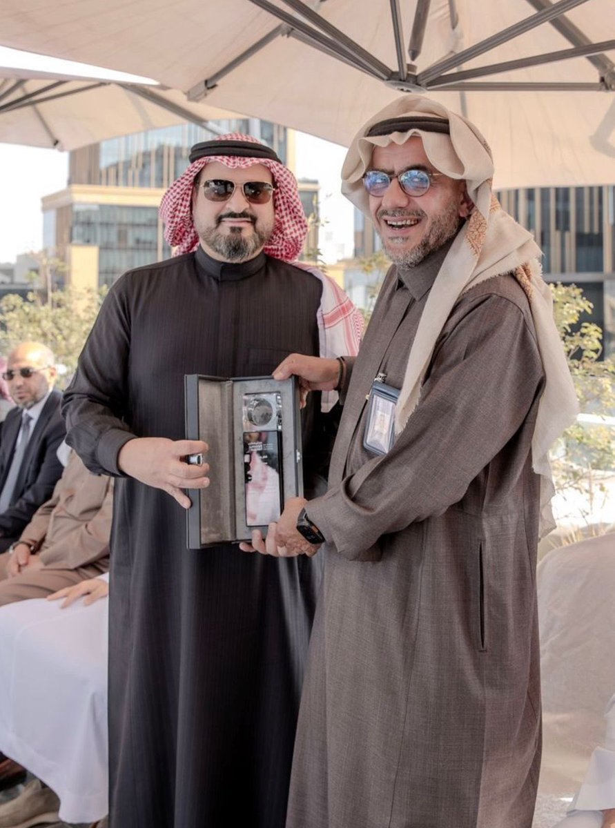 Srh_saudi's tweet photo. بحضور رئيس ��جلس المديرين معالي الأستاذ/ إحسان بافقيه، سعدنا في هذا اليوم بتكريم الأستاذ ناصر أبانمي تقديرًا لما قدّمه خلال فترة تكليفه رئيسًا تنفيذيًا لشركة #سليمان_الراجحي_القابضة، حيث جسّد نموذجًا للقيادة المسؤولة والعمل الاحترافي، وأسهم بجهوده وخبرته في دعم استقرار الأعمال وتعزيز كفاءة الأداء المؤسسي.

ونبارك له عودته لممارسة مهامه كرئيس تنفيذي للاستثمار المباشر، متطلعين إلى استمرار عطائه والاستفادة من خبراته القيادية والاستثمارية.

كما يسعدنا أن نرحّب بالأستاذ هيثم الفايز بمناسبة تعيينه رئيسًا تنفيذيًا للشركة، متمنين له التوفيق والسداد في قيادة المرحلة المقبلة، ومواصلة مسيرة النمو وتحقيق التطلعات الاستراتيجية