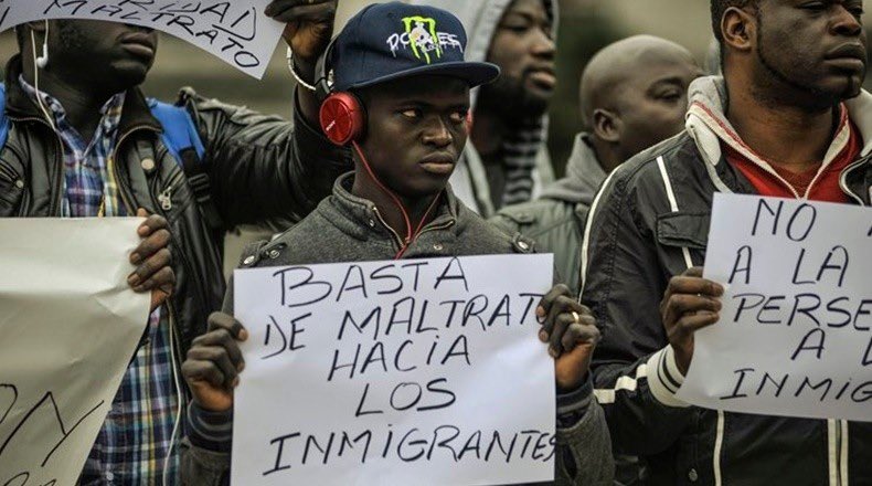 Grabois es quien con la ley de refugiados está llenando a la Argentina de Musulmanes y Senegaleses . Los cuales les pagan con seguridad en dólares para que les haga tener la ciudadanía nuestra . Nadie dice nada . Nadie hace nada #AgenciaPrima