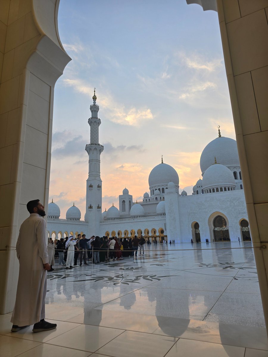 InkSketcher's tweet photo. Sketch and Moments at one of the world's most beautiful mosques - Sheikh Zayed Grand Mosque, Abu Dhabi. Islamic Architecture at its best 
.
#AbuDhabi #sheikhzayedgrandmosque #architecture #travel #sketch #islamicarchitecture https://t.co/A8OzU6PGhL