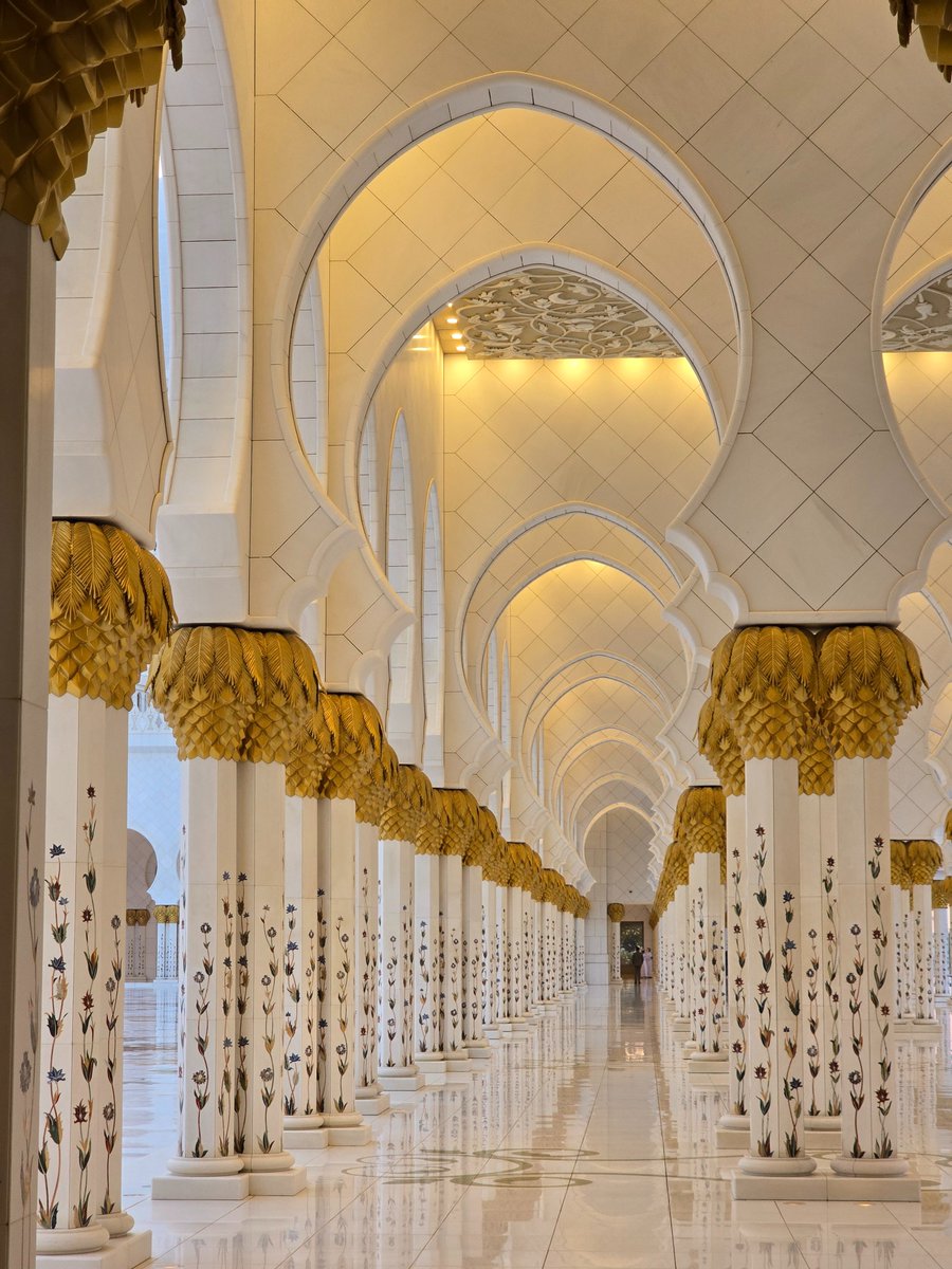 InkSketcher's tweet photo. Sketch and Moments at one of the world's most beautiful mosques - Sheikh Zayed Grand Mosque, Abu Dhabi. Islamic Architecture at its best 
.
#AbuDhabi #sheikhzayedgrandmosque #architecture #travel #sketch #islamicarchitecture https://t.co/A8OzU6PGhL