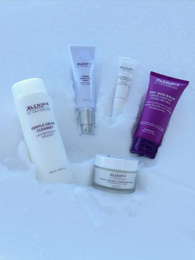 AlchimieForever's tweet photo. Tips up! Hi from the Swiss mountains! Alchimie Forever CEO @adapolla is ringing in the new year slopeside in Kleine Scheidegg, Switzerland. And she’s not without her essential winter climate skin care. 

Here’s what she’s packing to keep her skin moistur… https://t.co/pIVyFIf04V https://t.co/vFVQu8ts9R
