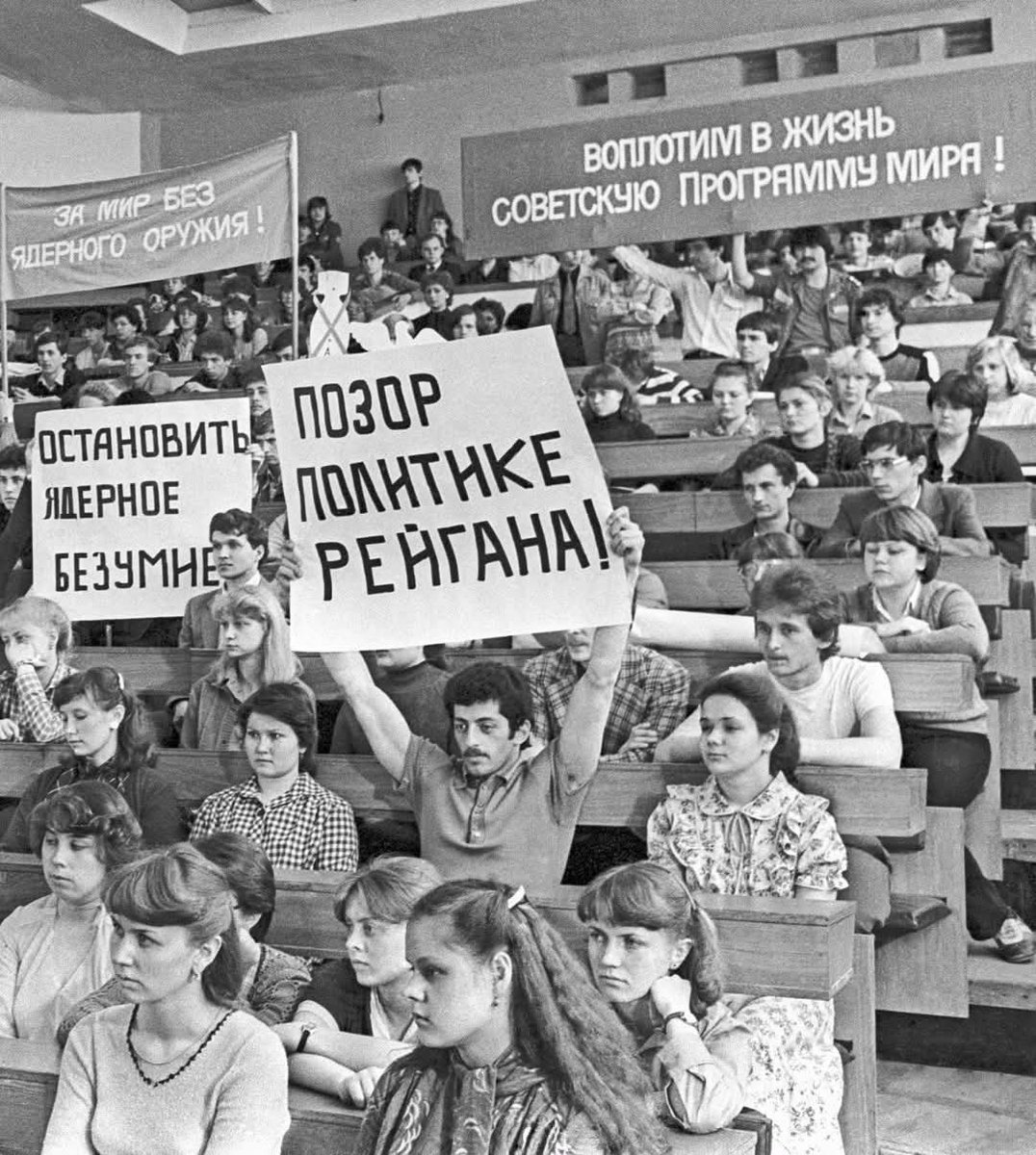 Суета суёт. 
Развалили империю говоря. 
Так жить нельзя. 
Потом эйфория. 
И снова развал ссср
Так оказалось тоже нельзя
И снова эйфория
Дык шо опять развал. 

Палец можно об клаву совсем истереть. 
И непонять
Когдаже будет
Льзя.