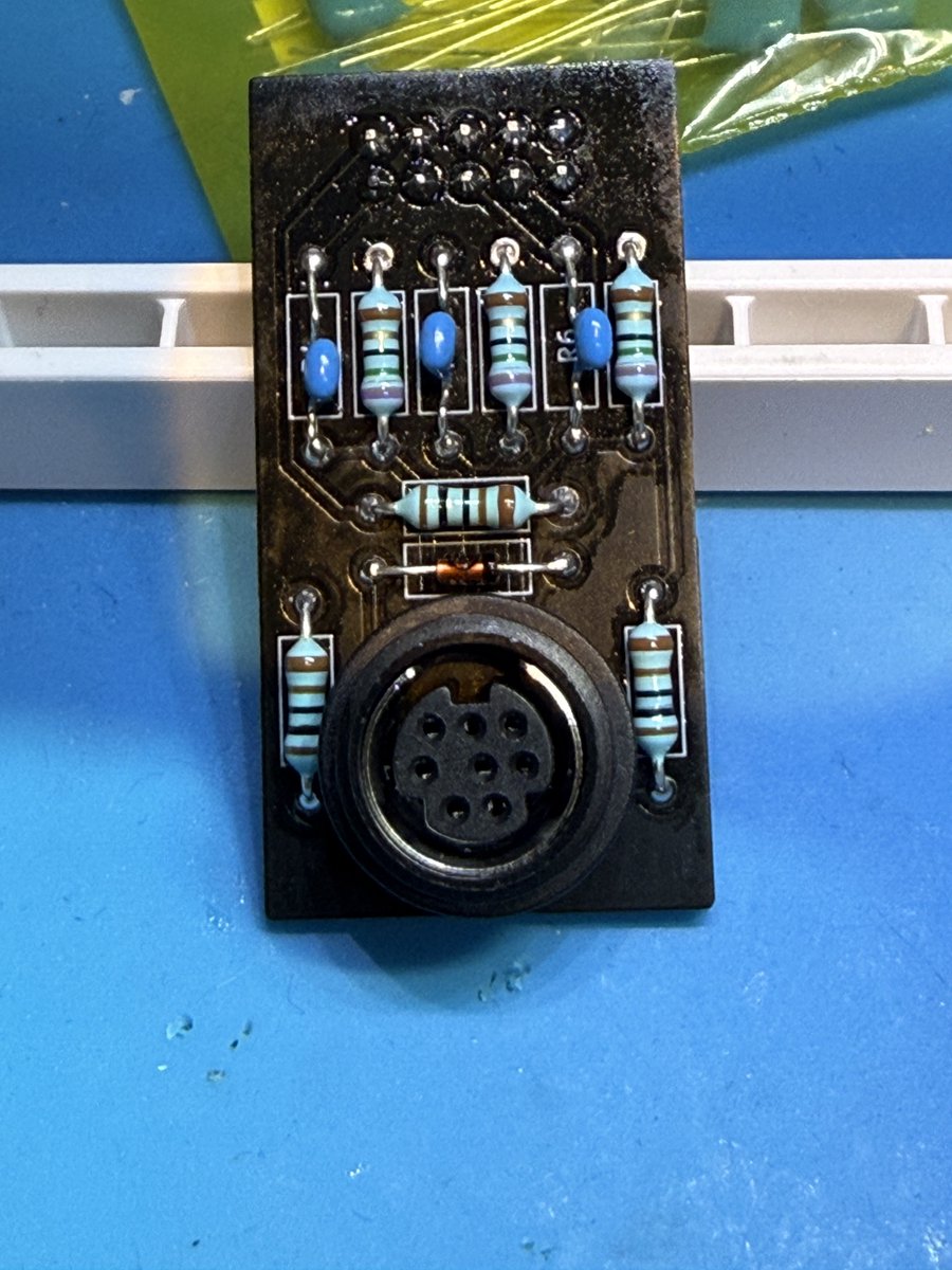ModCrane's tweet photo. SONYの家庭用小型9インチブラウン菅KV-10PR1をRGB入力できるように改造した。ブラウン菅は普段BVM等のプロ用モニタ使うんだけど、これはちっさくて軽くてなんか愛着わいてとてもいいね。 https://t.co/O3p1KrZDT5