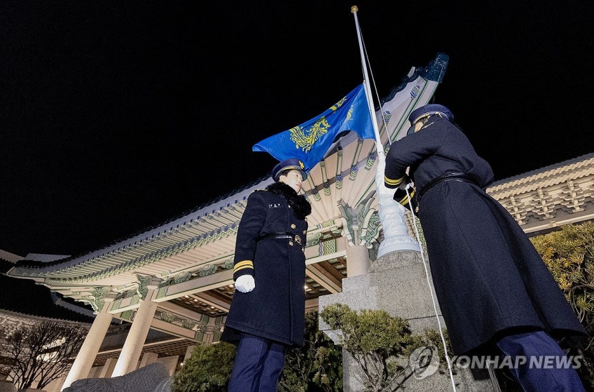 3년 7개월 만에 다시 청와대 시대

29일 청와대에서 근무자들이 봉황기를 게양하고 있다. 봉황기는 우리나라 국가수반의 상징으로, 대통령의 주 집무실이 있는 곳에 상시 게양된다.

이재명 대통령은 이날 오전 청와대 집무실로 출근하며, 대통령의 청와대 복귀는 2022년 5월 이후 3년 7개월 만이다.
