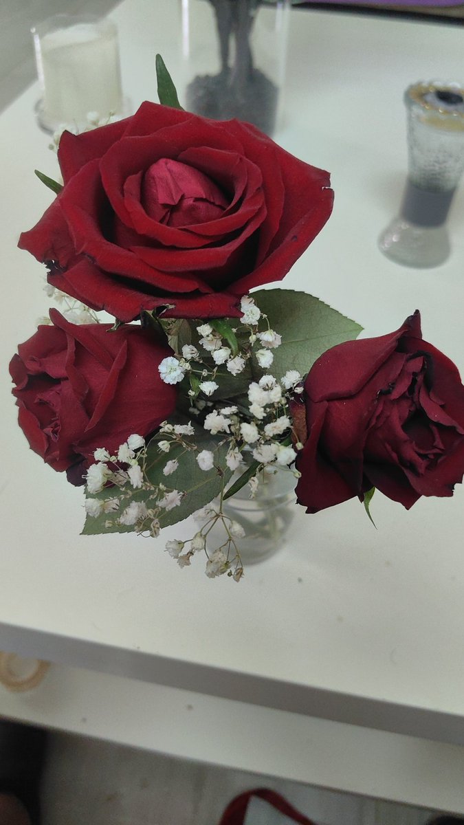 َ
َ
اللطفُ نبضُ الروح التي تفيض حبًا دون كلمات، 
نورٌ ينساب في القلوب، ودفءٌ لا يعرف حدود 

إنه لغة الإنسان الأصيلة، التي تُحس ولا تُقال. 

مساء الجمال الخفي والنقاء .