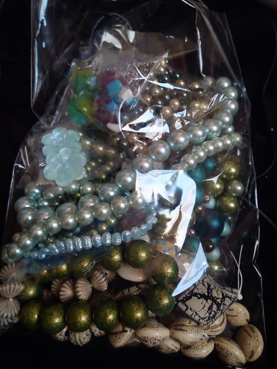 そういえばビーズとかパーツの福袋買って届いたんだけど、これ絶対使わんていうのが半分以上だったんだよね。
誰か欲しい人おらん?