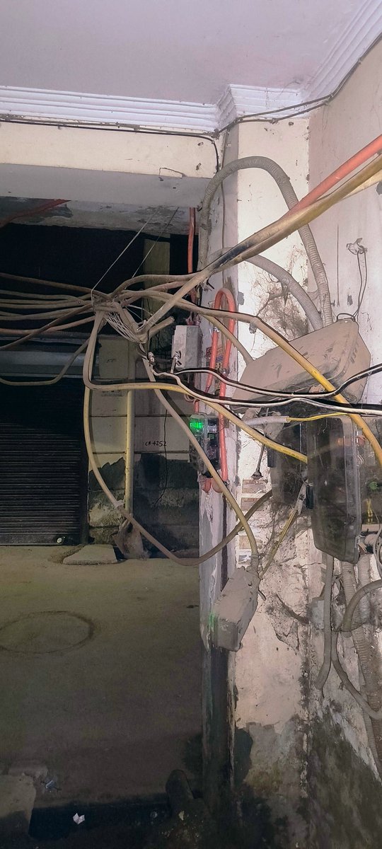 PINNACLE_ENTP's tweet photo. @bsesdelhi 

Complained few times on WhatsApp toll free. Representative visited but denied to correct this.

Hotch potch, poor workmenship.

Very dangerous , open wires direct from pole.

 433/1 VILLAGE MUNDKA POLE NO. MDKN936

More than 32 such wires.

Manish 8376861230 https://t.co/UIEMsaK19p
