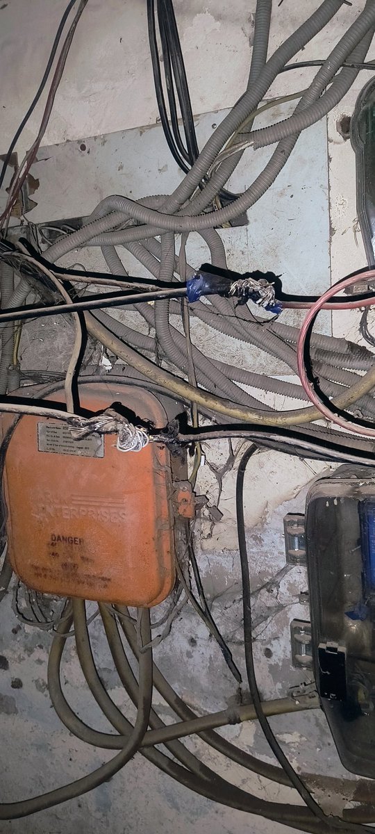 PINNACLE_ENTP's tweet photo. @bsesdelhi 

Complained few times on WhatsApp toll free. Representative visited but denied to correct this.

Hotch potch, poor workmenship.

Very dangerous , open wires direct from pole.

 433/1 VILLAGE MUNDKA POLE NO. MDKN936

More than 32 such wires.

Manish 8376861230 https://t.co/UIEMsaK19p