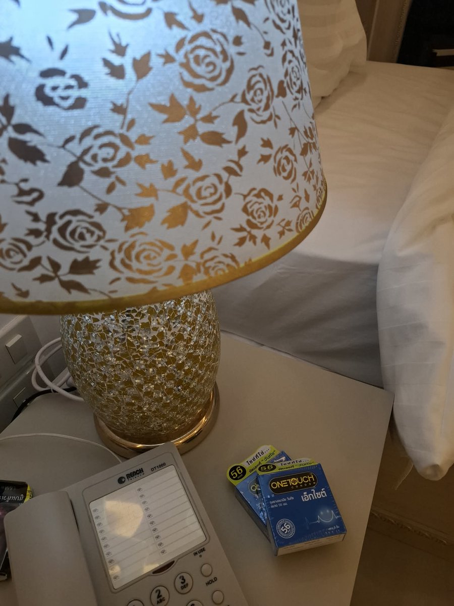 ThecornerKnight's tweet image. คืนนี้ ขออนุญาต ใช้ ยี่ห้อ นี้ เพราะ มันจำเป็น 🥂