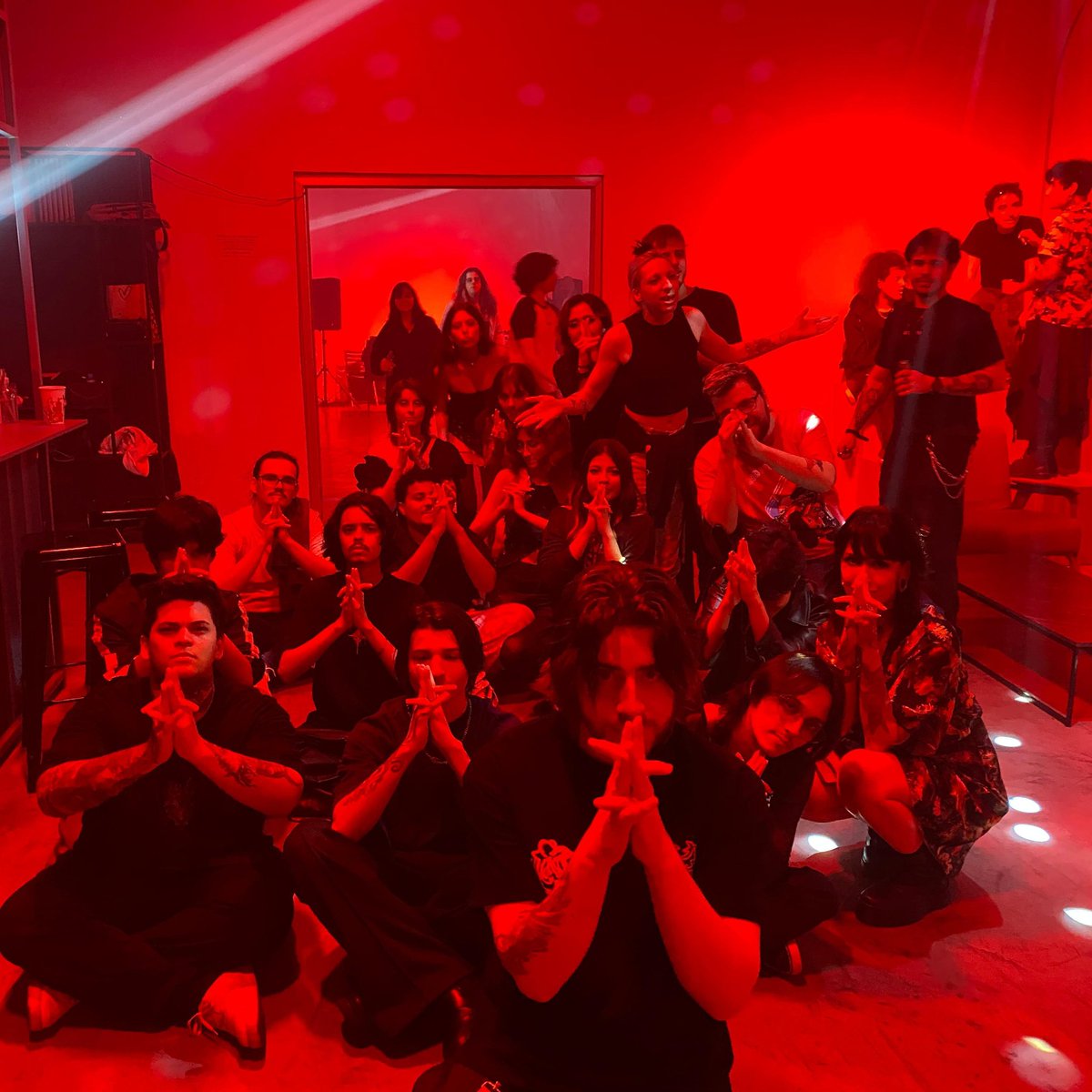 EdduDesign's tweet image. Achei uma versão da foto com mais gente na galeria da @bixvida

#HEXATOMBE