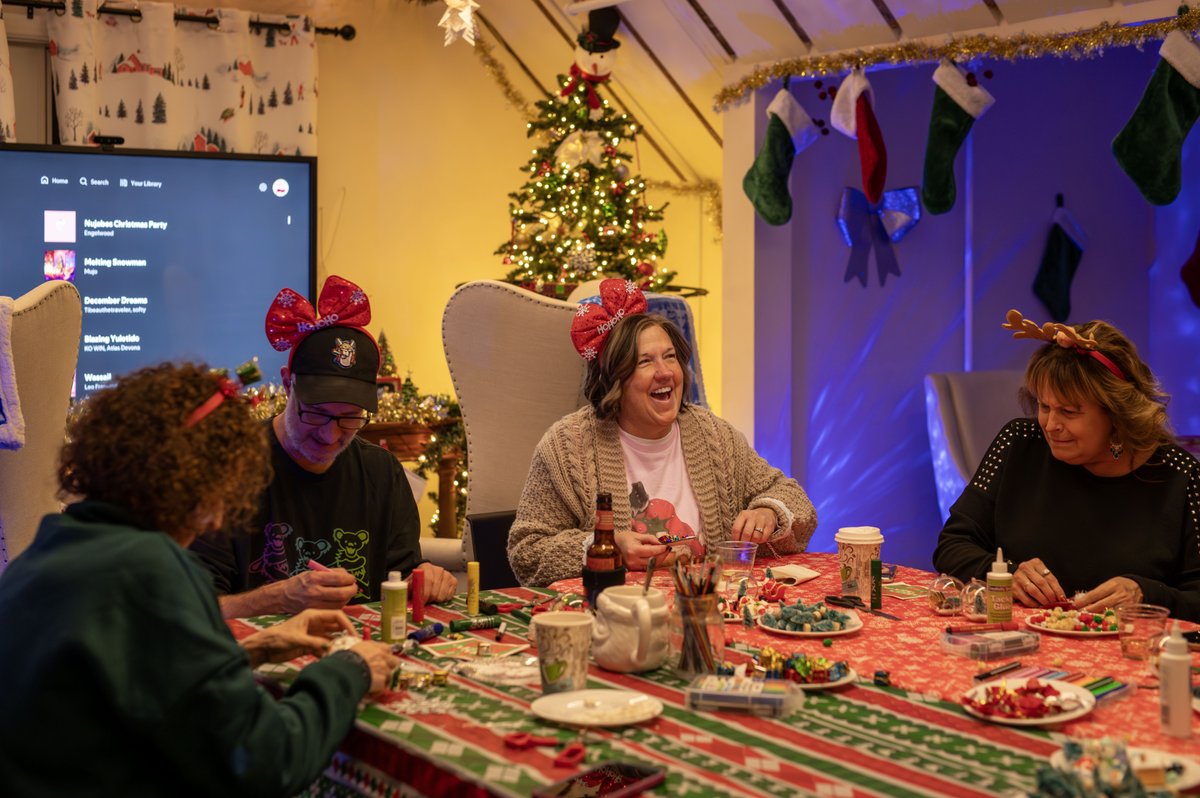 WorldChessHOF's tweet image. We had a great time earlier this month at our Holiday Ornament Making Workshop!🎄

Interested in joining our next Crafts and Cocktails? Be sure to visit our website for more details. Link in bio! 

#worldchesshof #stlcrafts #stlevents