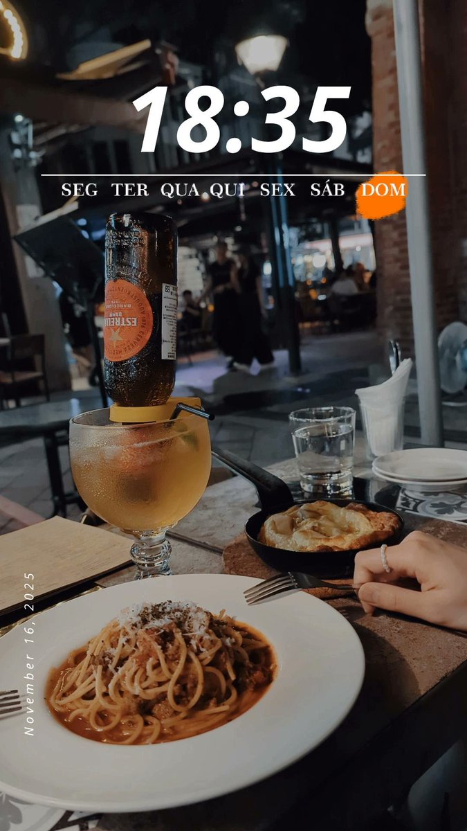 清澈如鏡的湖
稍微的漣漪也會在片刻平靜
溫度太低
輕碰都令人打寒顫
湖很傷心
它也想帶給前來的人溫暖
直到有天
如火焰般的存在
縱身一躍
沉入湖底
底部塵埃揚起
每一顆塵埃都有故事
每一顆塵埃都有情緒
每一顆塵埃都有想法
溫度不如以往
但我並不冷
就留在這吧