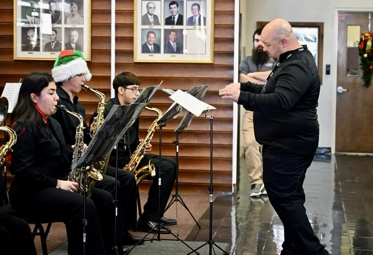 MaryCarrollHigh's tweet photo. Holiday magic filled the Administration Building thanks to our amazing band and their festive performance!
Under the direction of our own Mr. Sorrows, the music was merry, bright, and full of Tiger pride. ๐๐
๐ถโจ
#TigerBand #HolidayAtCarroll #TPND #SeasonOfSound https://t.co/E1sFkHnXol